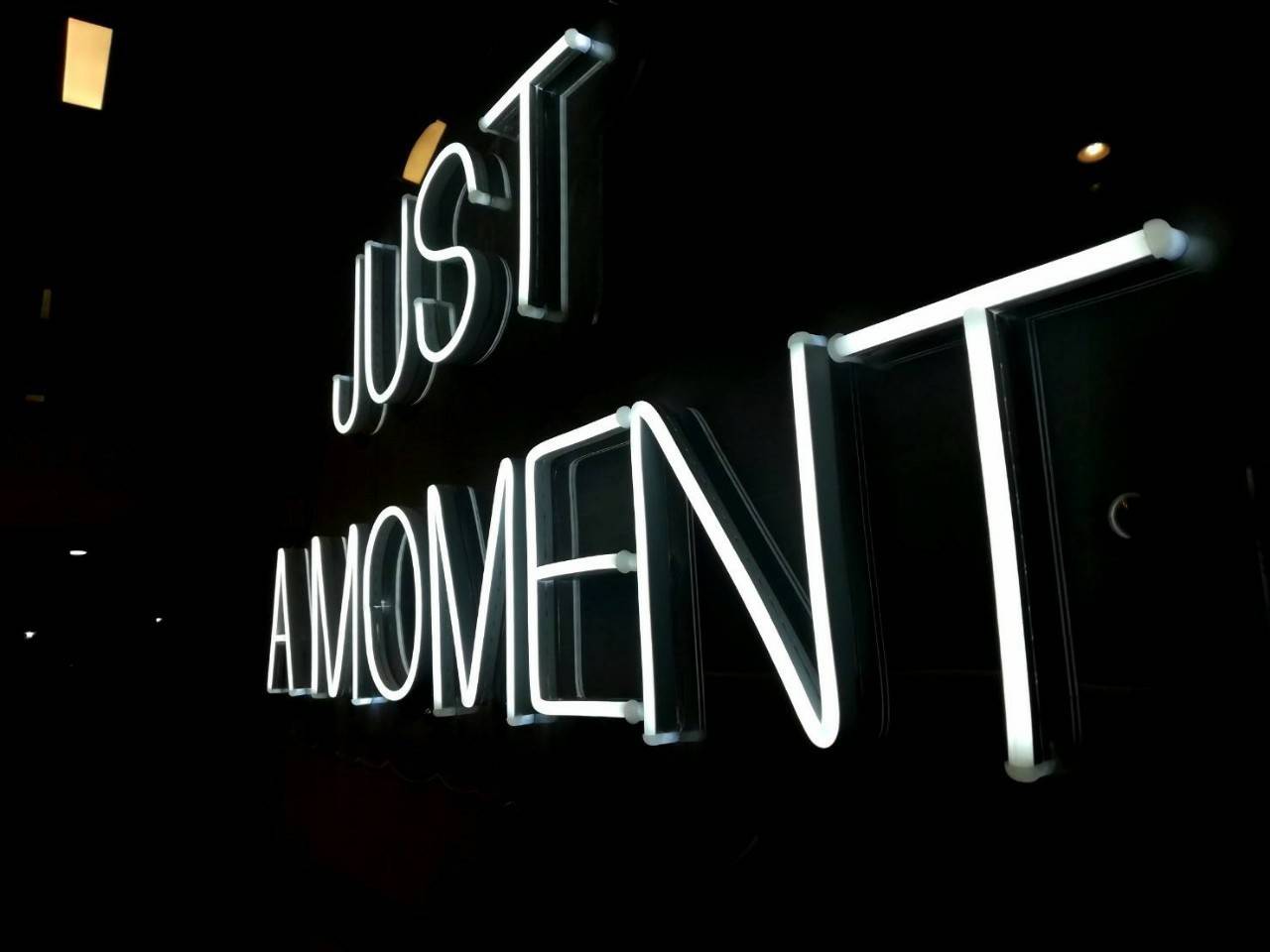 งานผลิตและติดตั้งป้ายไฟนีออนLED แสงสีขาว - JUST A MOMENTอะคริลิคใสรองหลัง
