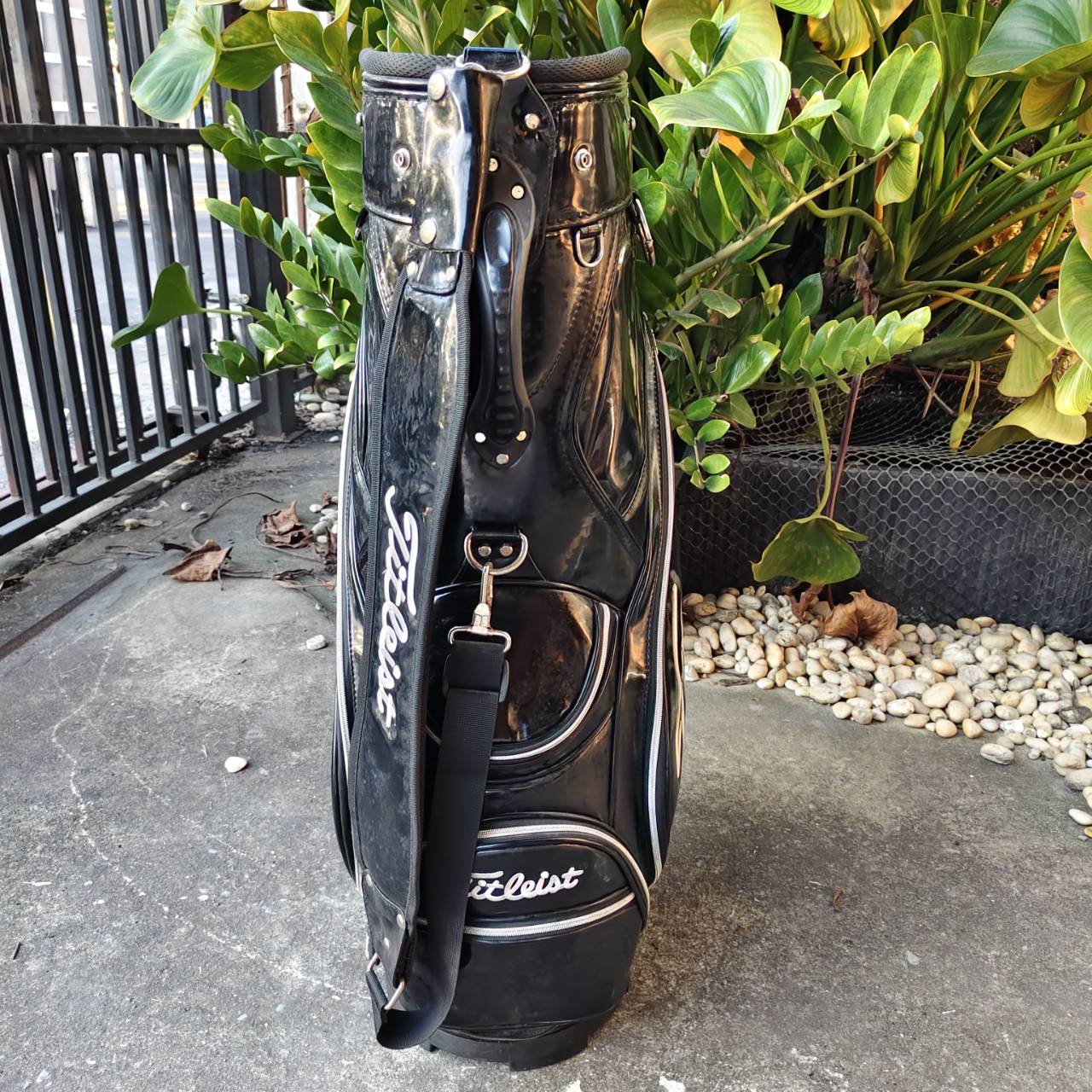 ถุงกอล์ฟ Titleist มือสอง ถุงหนังแก้ว วัสดุแข็งแรง ถุง TOUR ใบใหญ่ ใส่ของได้จุกๆ ตำหนิต่างๆตามในรูป