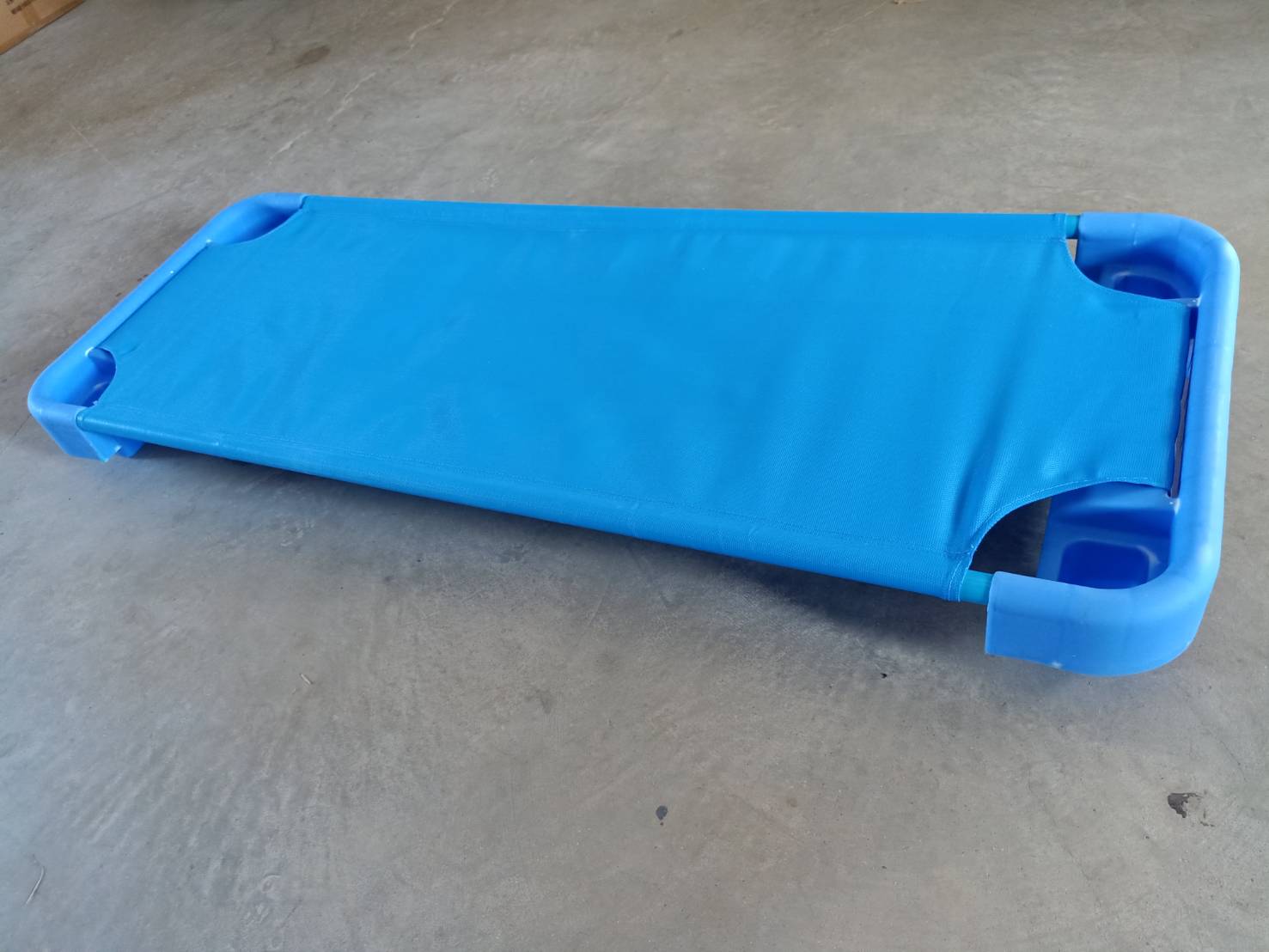 เตียงผ้าตาข่าย ขอบพลาสติก เตียงผ้าใบ เตียงเด็กเตรียมอนุบาล -อนุบาล3 สำหรับโรงเรียน ศูนย์พัฒนาเด็กเล็ก