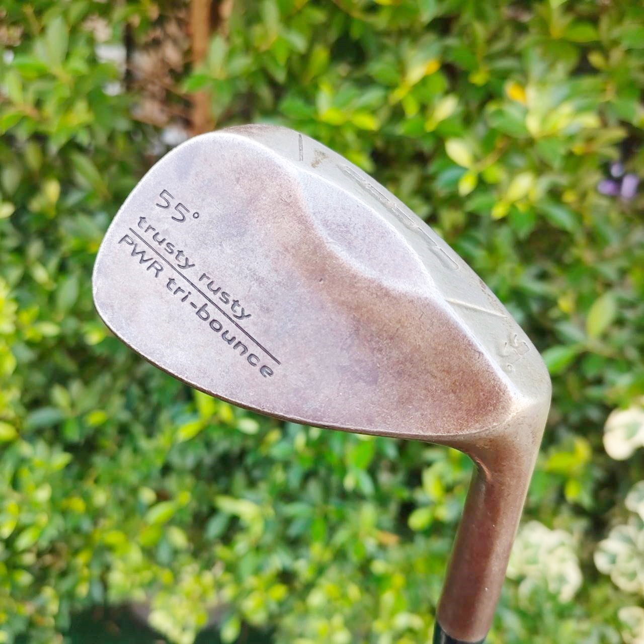 WEDGE TRUSTY RUSTY PWR TRI-BOUNCE องศา 55 ก้าน COBRA สุดยอด WEDGE ที่มี SOLE ออกแบบได้สอดรับได้ดี!! ไม้กอล์ฟมือสอง ของแท้ BY NakaraLuxurious