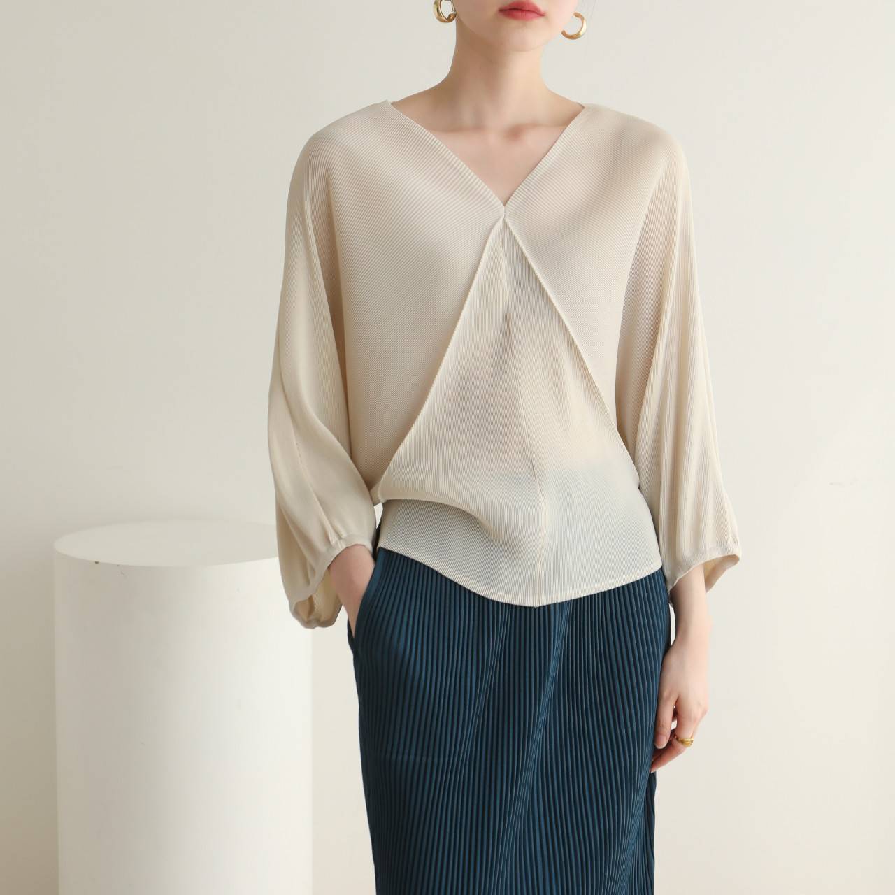 2MUAY รุ่น GJO3075 เสื้อผู้หญิง เสื้อพลีทคุณภาพ สีดำ BATSLEEVE BOW TIE PLEAT TOP FREE SIZE