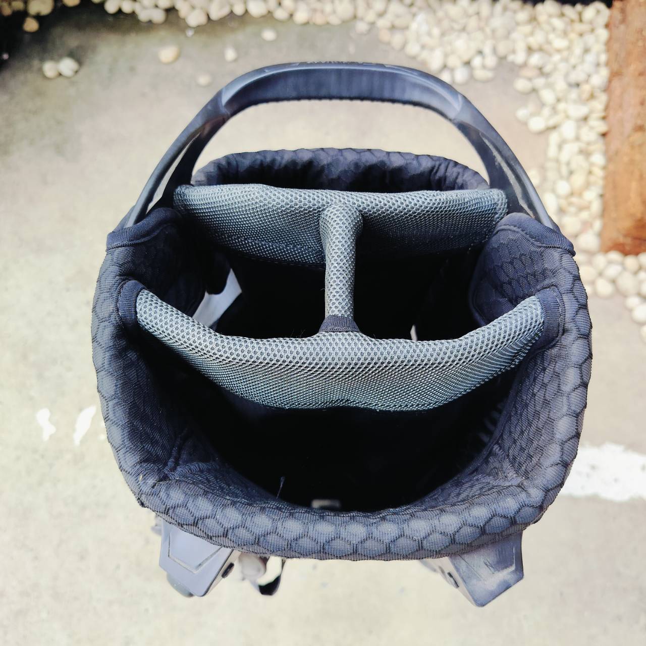 ถุงกอล์ฟ Taylormade Stand BAG สภาพสวยมากเดิมๆทุกอย่าง มาพร้อมสายสะพายอย่างดี ถุงที่ขาตั้งยังไม่ได้เอาออก