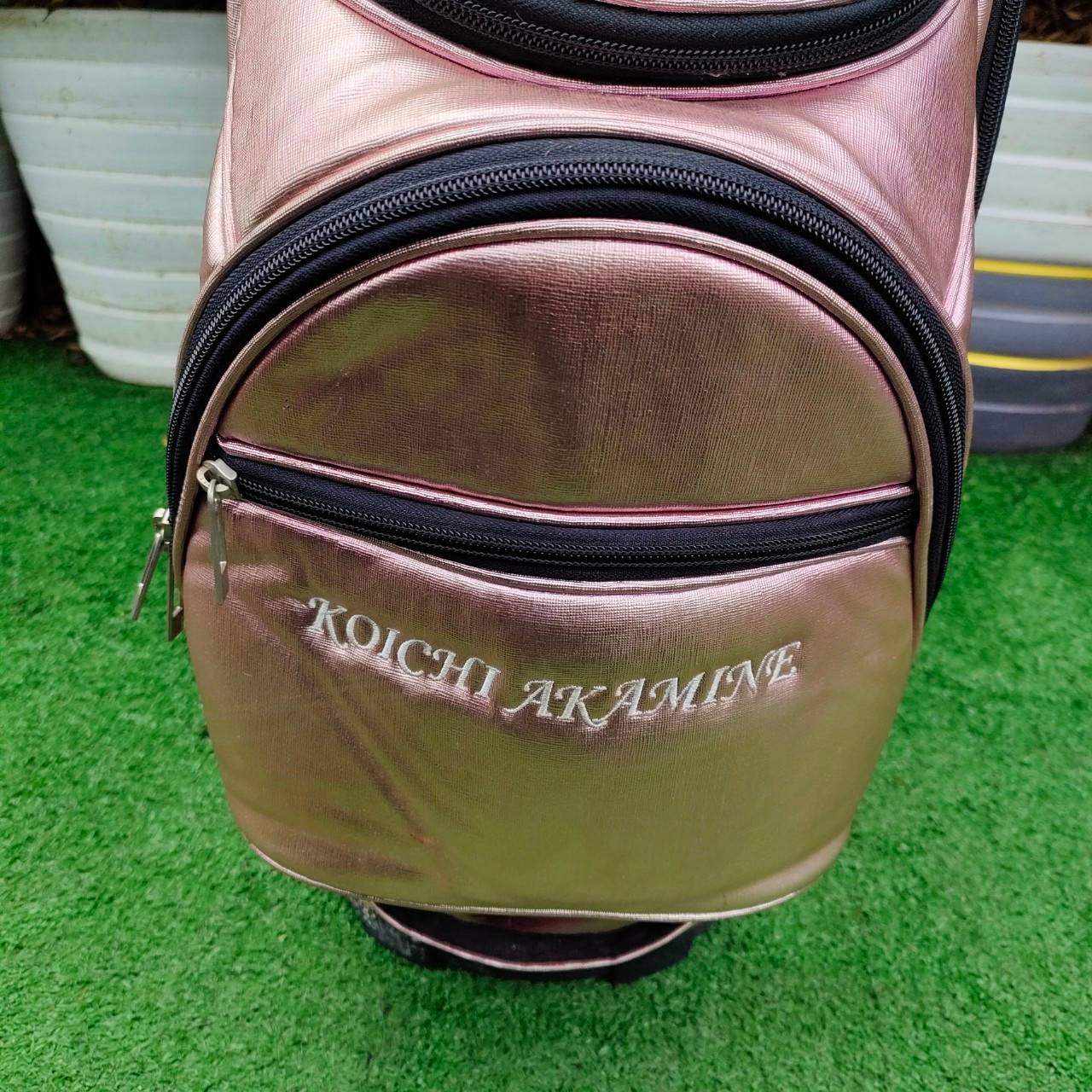 ถุงกอล์ฟ KOICHI AKAMINE มือสอง ถุงสวยมาก วัสดุดีมาก นุ่ม ใบใหญ่ ใส่ไม้ได้ครบเลยครับ