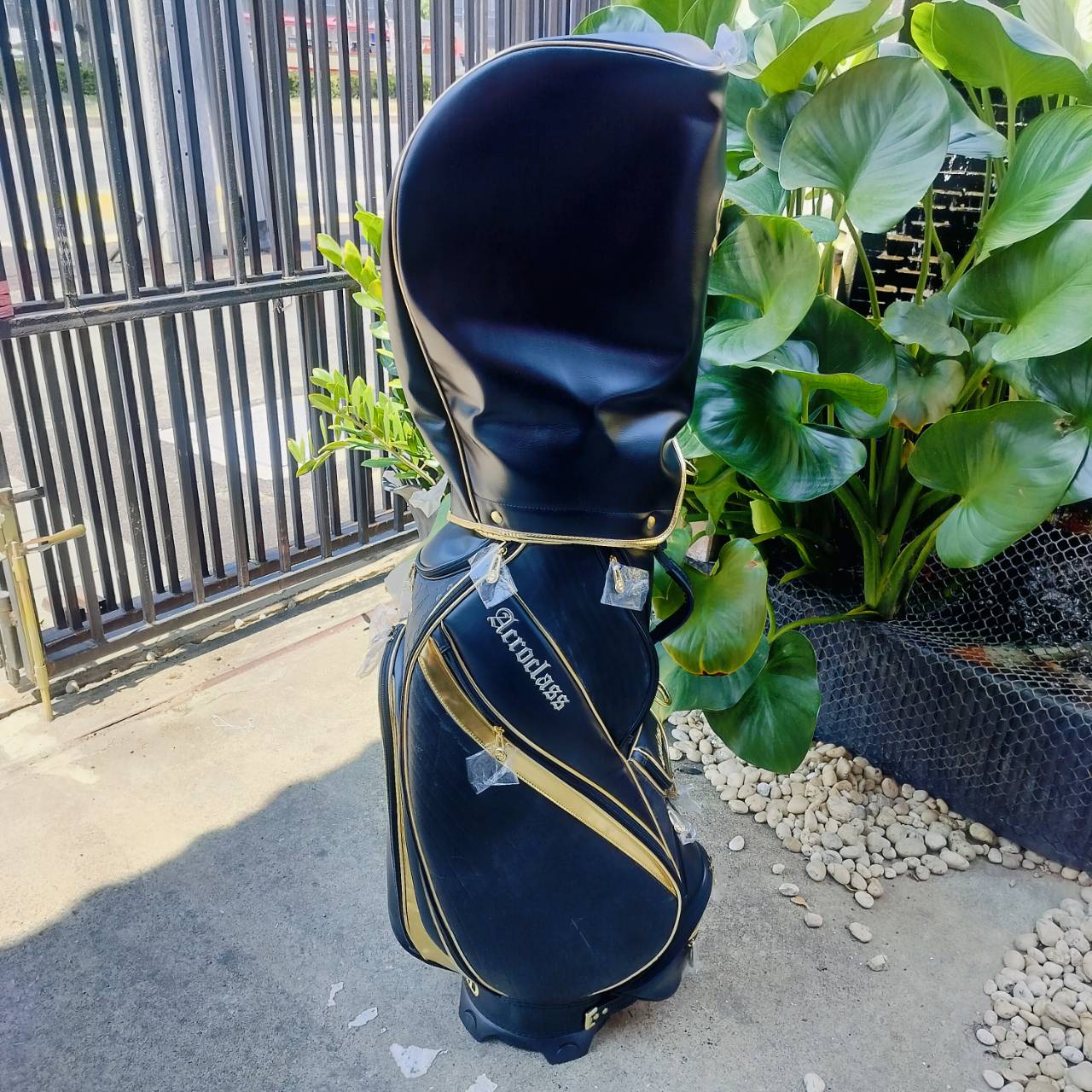 ** ถุงมีตำหนิลอกเยอะ ** ถุงกอล์ฟ S-YARD ของใหม่ ( เก่าเก็บ ) ของแท้ ราคาเต็ม เกือบสองหมื่นบาท เป็นรุ่น ACROCLASS ตัวพรีเมี่ยมสุด