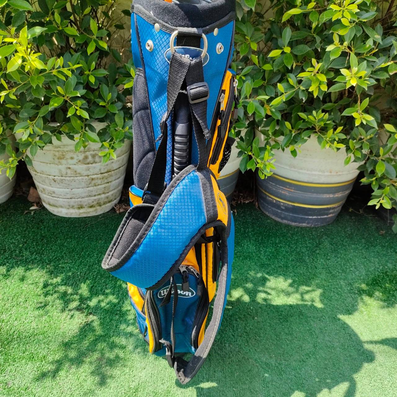 ** ไม้กอล์ฟสำหรับเด็ก ** FULLSET WILSON PROSTAFF ทั้งชุดประกอบด้วย หัวไม้ 1 เเละ HYBRID ชุดเหล็ก 5 7 เเละ SW ** ความยาวของเหล็ก 7 31 นิ้ว PUTTER พร้อมถุงกอล์ฟ ขาตั้ง WILSON ไม้ครบทุกระยะ ครบสำหรับคุณหนูๆเลยครับ