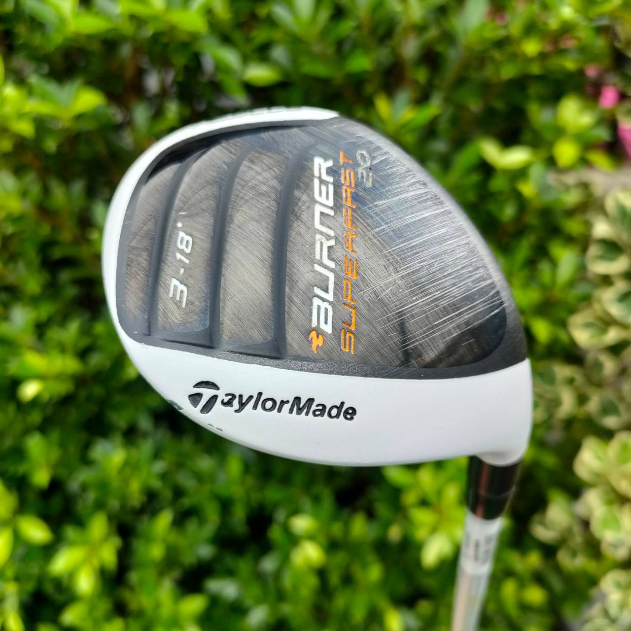 HYBRID 3 TAYLORMADE BURNER SUPERFAST 2.0 องศา 18 ก้าน SUPERFAST FLEX R หัวลักษณะส่งสามเหลี่ยมมนๆ ยื่นออกด้านหลังทำให้ตีง่าย ตีไกล ตีพุ่งสุดๆ ดีมากๆครับ