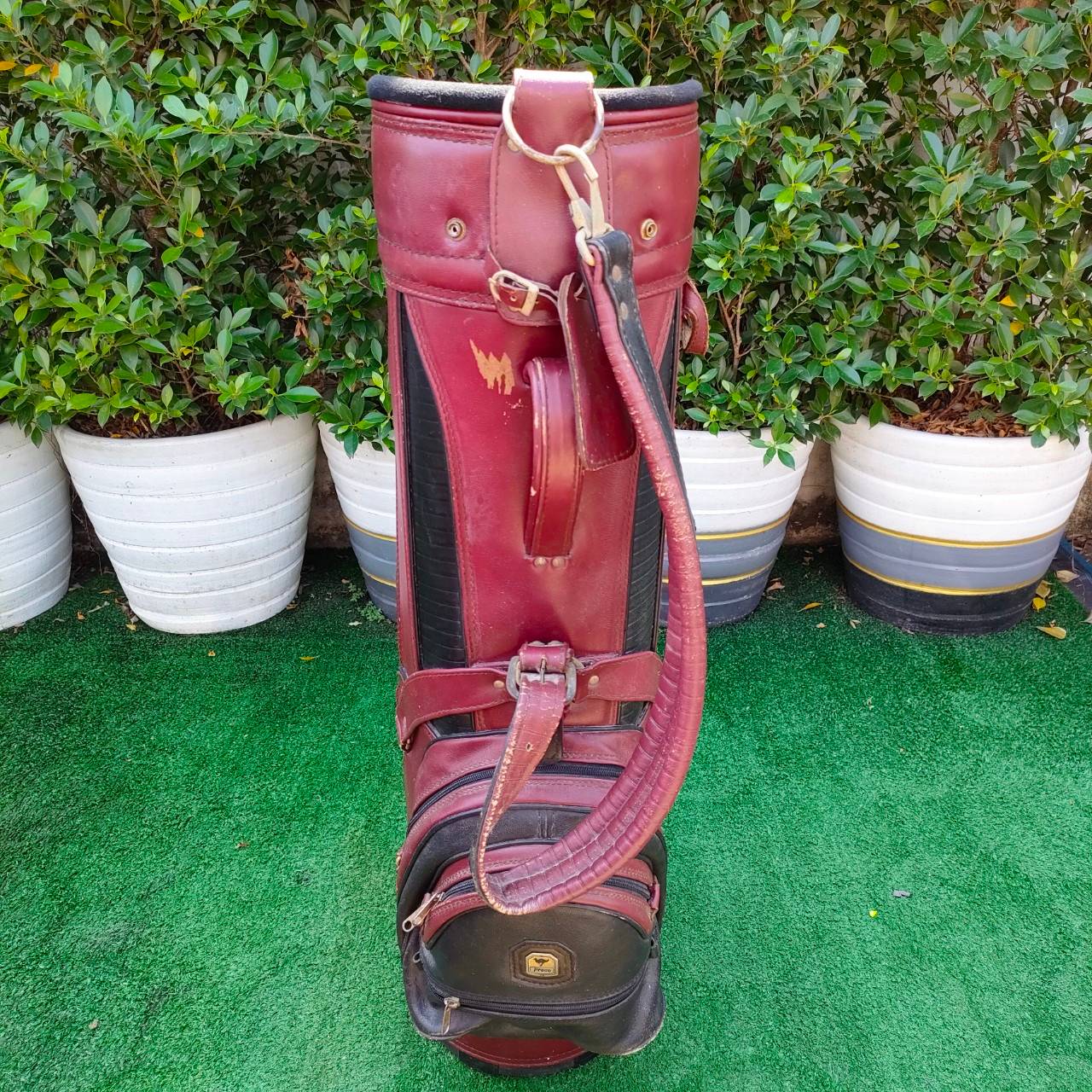 ถุงกอล์ฟหนังแท้มือสอง มีลอยลอกหลายจุด คลาสสิคครับ