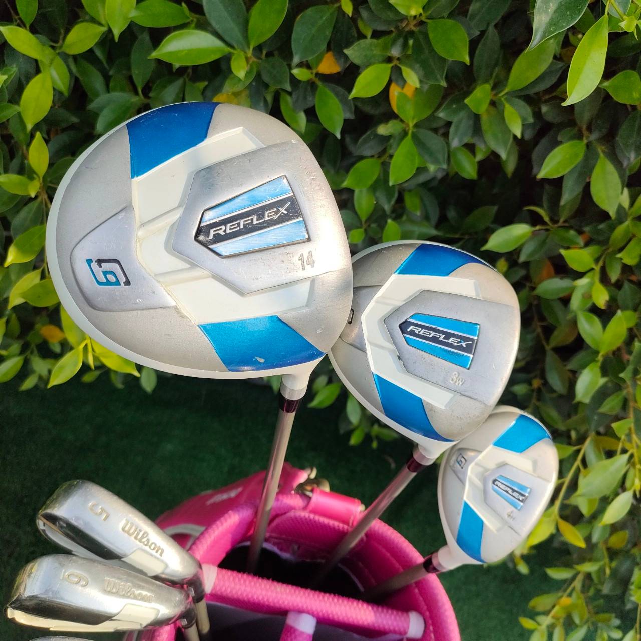 ** ชุดไม้กอล์ฟสำหรับผู้หญิง ** FULLSET WILSON REFLEX CG ทั้งชุดประกอบด้วย หัวไม้ เเฟร์เวย์ เเละ ไฮบริด ชุดเหล็ก มีเหล็ก 5 6 7 P S PUTTER DUNLOP พร้อมถุงกอล์ฟ DUNLOP ** ปากถุงของถุงกอล์ฟมีตำหนิ มีรอยค่ะ มีรูปให้ชมค่ะ **
