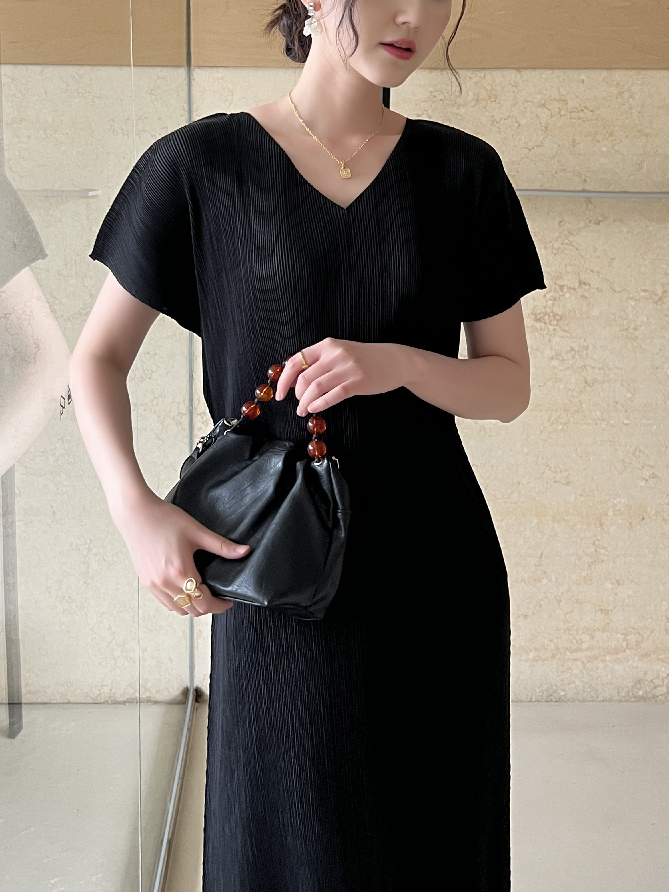 2MUAY รุ่น GJO11251 เดรสอัดพลีท V NECK PLEATED DRESS 2 สี FREE SIZE