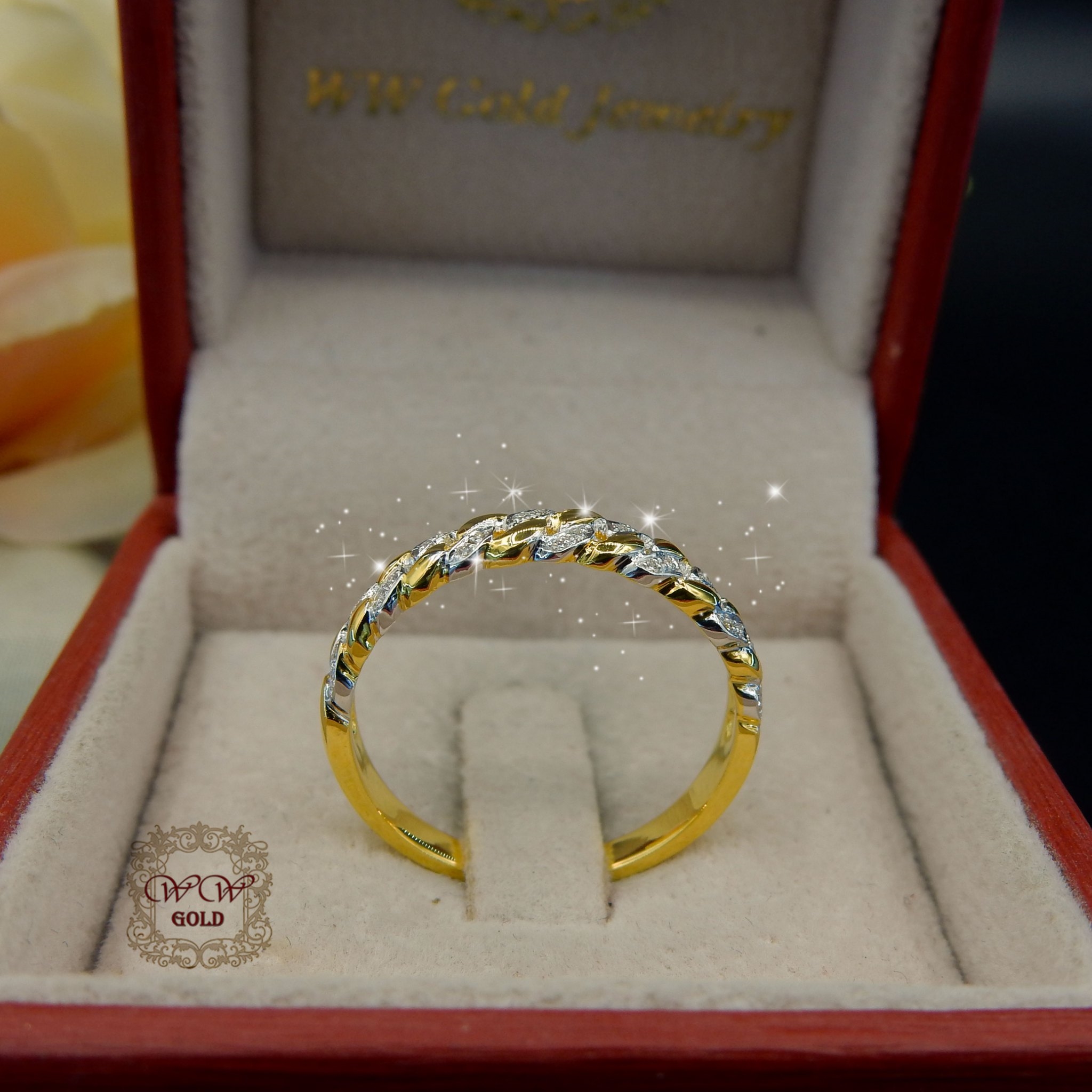 แหวนเพชรเรียงแถวไขว้สลับทอง