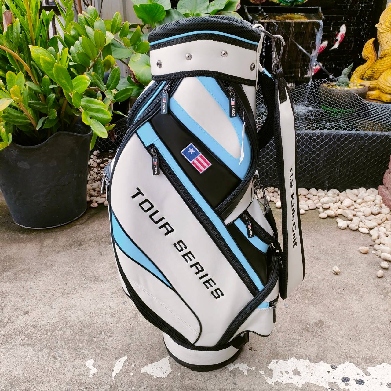 ถุงกอล์ฟเด็ก U.S.KIDS GOLF TOUR SERIES ขนาดไชส์ของถุง ปากถุง 7 นิ้ว ความสูงของถุงกอล์ฟ 31.5 นิ้ว ถุงกอล์ฟที่ดีที่สุด สำหรับเยาชน ถุง TOUR ถุงกอล์ฟพรีเมี่ยมมือหนึ่ง ของแท้ By NakaraLuxurious