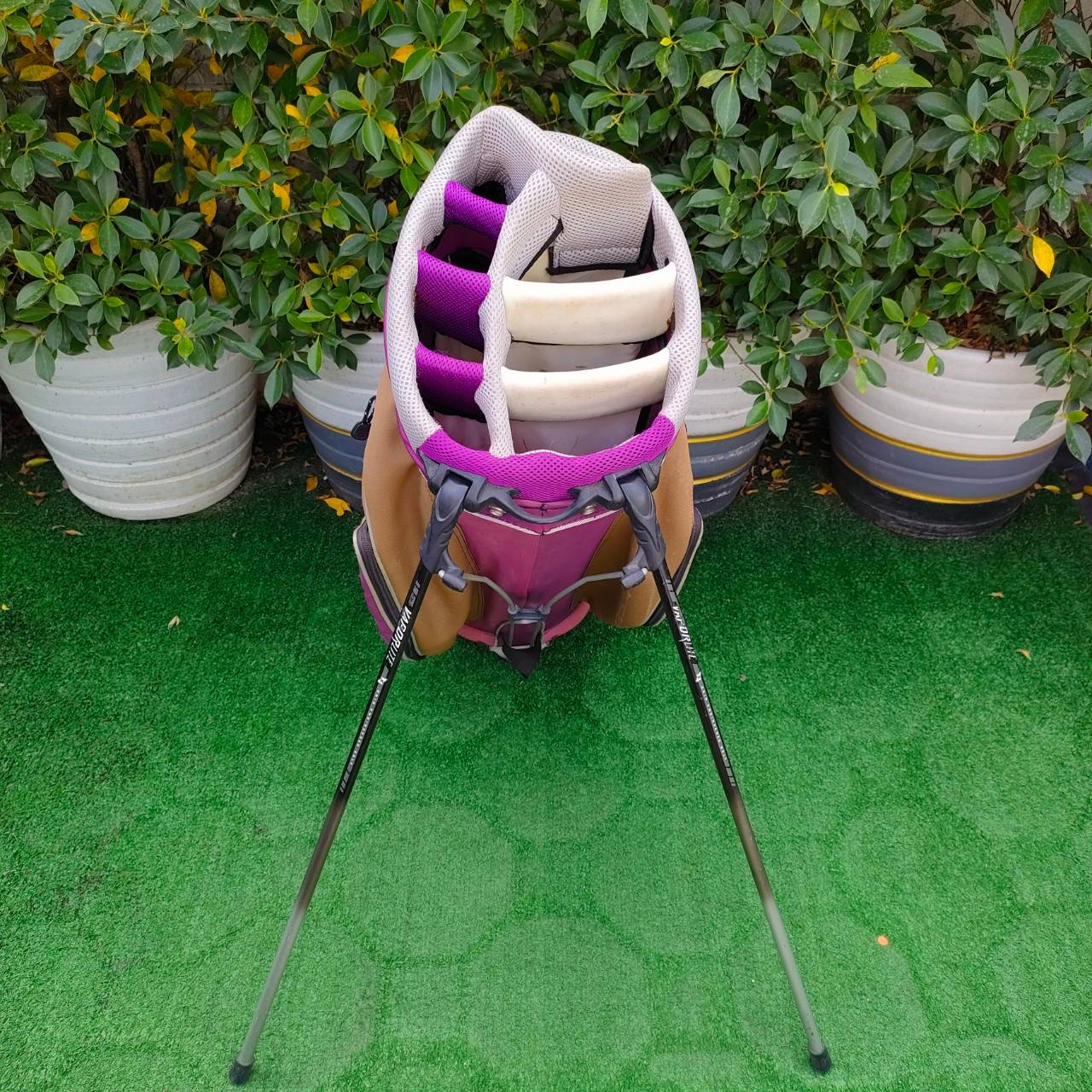 ถุงกอล์ฟ OGIO ขาตั้งมือสอง ** ถุงกอล์ฟมีตำหนิ ผ้าขาด มีรูปอยุ่สุดท้าย ** ใช้งานได้ปกติ สามารถเย็บได้