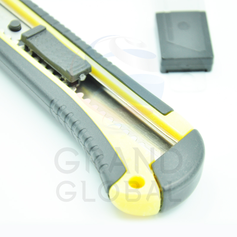 SOLID Cutter คัตเตอร์ ด้ามมีด พร้อมใบมีด สำหรับ ตัดกระดาษ (คละสี)