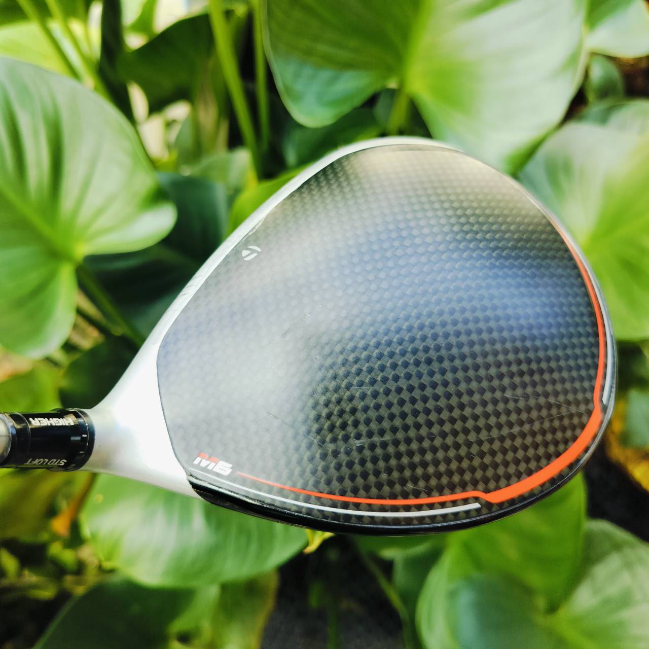 Driver Taylormade M6 องศา 10.5 ก้าน FUBUKI TM5 FLEX SR . เทคโนโลยีการออกแบบหน้าไม้ที่ช่วยชดเชยความผิดพลาด แก้ไขลูกฮุกจากการที่ตีโดนขอบบนใกล้ปลายไม้ โดยเพิ่มองศาขึ้นและหน้าไม้เปิดตรงบริเวณดังกล่าวทำให้ลูกพุ่งตรงขึ้นกว่าเดิม ไม้กอล์ฟพรีเมี่ยมมือสอง ของแท้ B