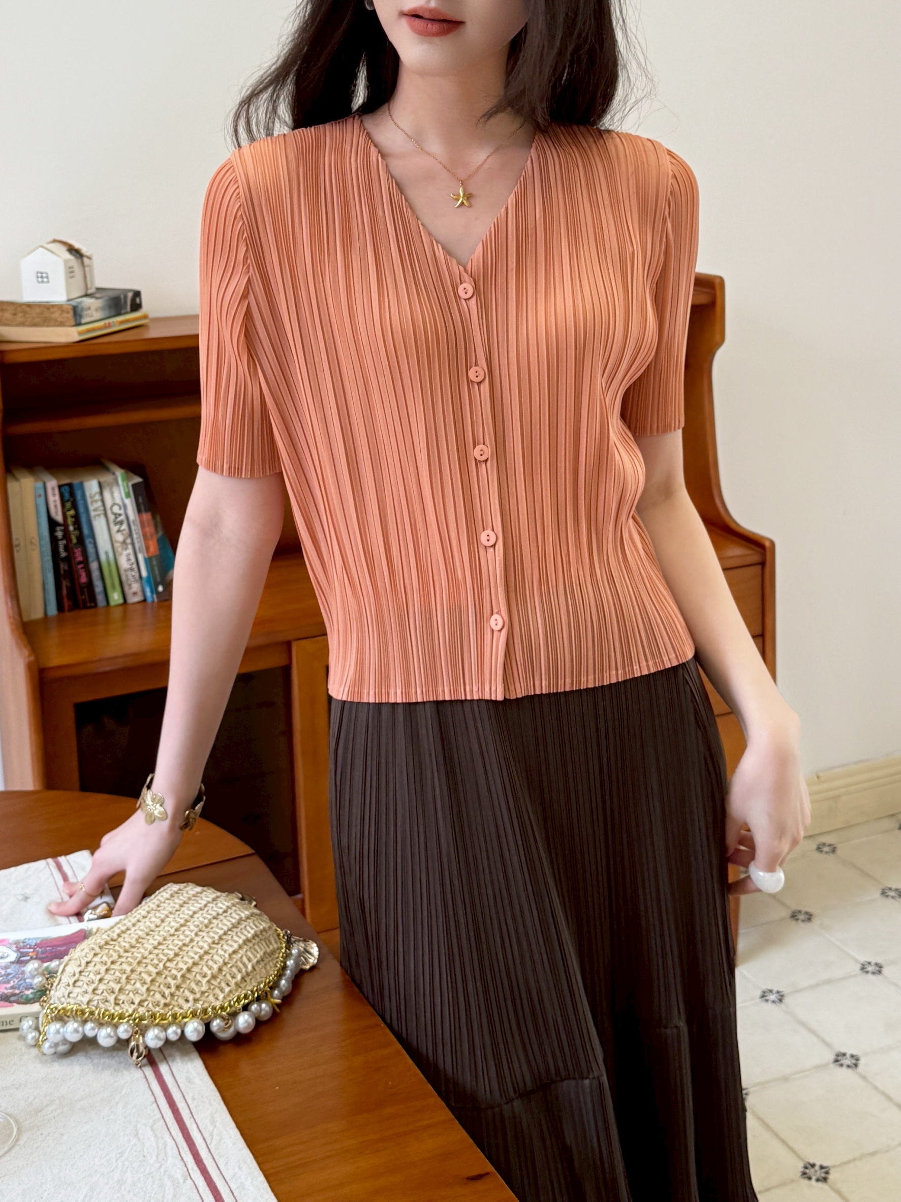 2MUAY รุ่น GJO11398 เสื้ออัดพลีท V NECK BUTTON FRONT PLEATED TOP 10 สี FREE SIZE