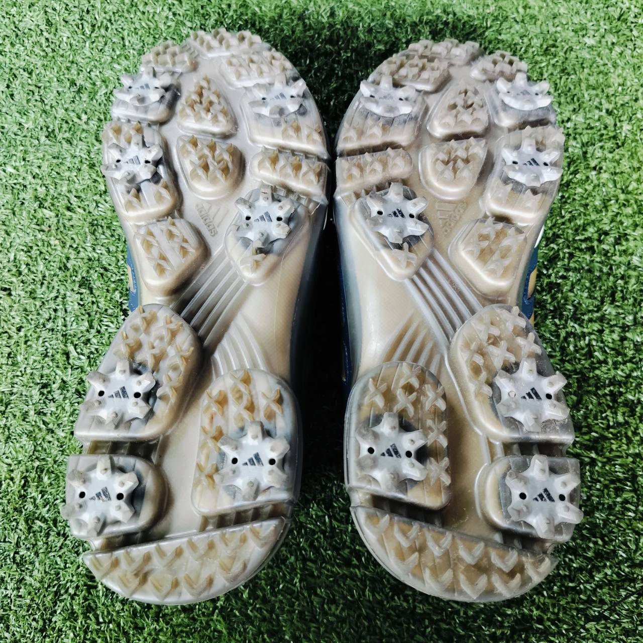 รองเท้ากอล์ฟ ADIDAS มือสอง เบอร์ 7 US ค่ะ ใส่ง่ายมาก เป็นปุ่มหมุด BOA อย่างดี ไม่ต้องคอยผูกเชือก ปุ่มยึดเกาะดีมาก ปรับเปลี่ยนได้ ไม้กอล์ฟพรีเมี่ยมญี่ปุ่นมือสอง By NakaraLuxurious