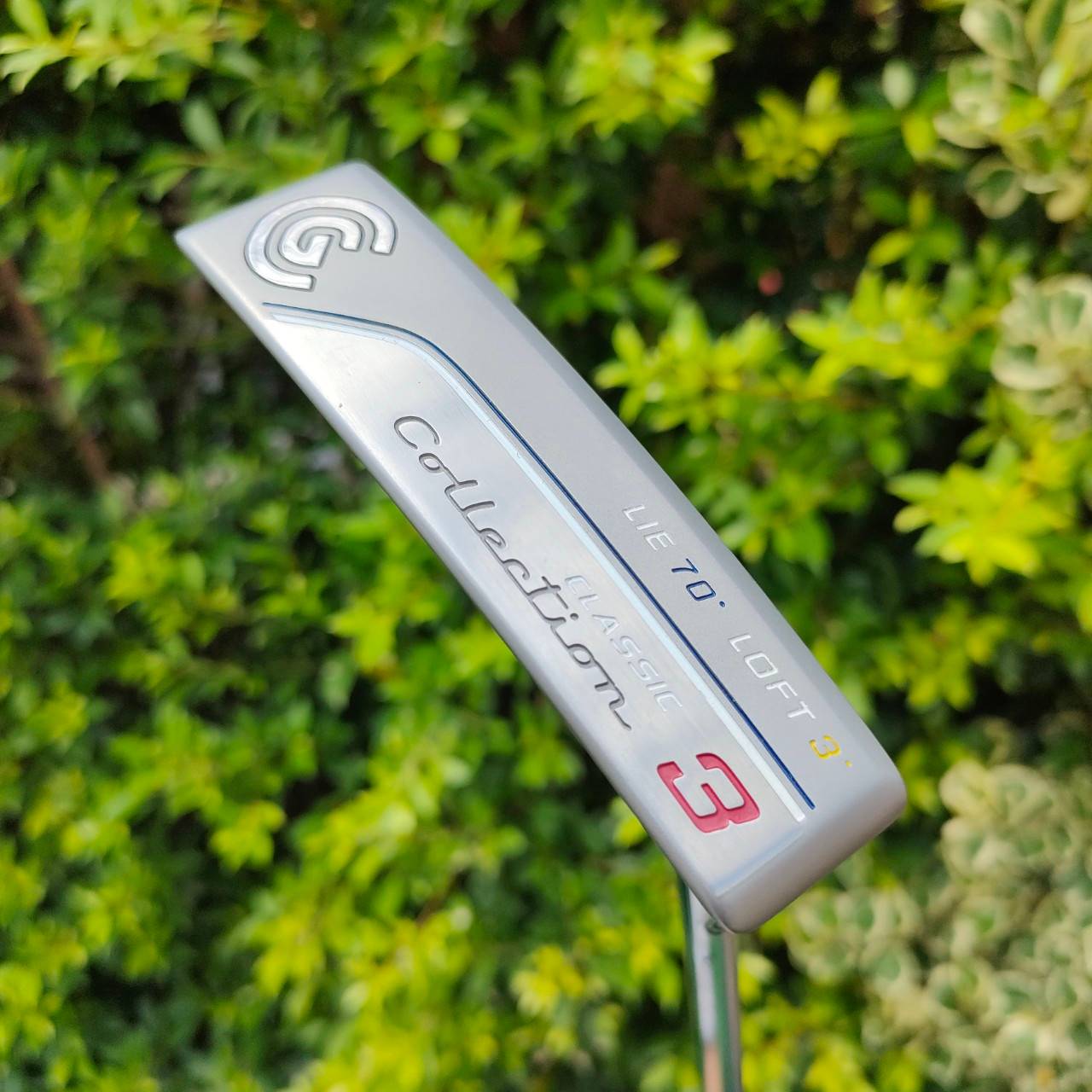 PUTTER CLEVELAND COLLECTION CLASSIC 3 ก้าน CLEVELAND CLASSIC 3 ความยาว 34 นิ้ว มาพร้อม COVER เดิมๆ แต่ COVER มีแตกลายงา ตัวนี้ทำออกมาได้มาตรฐานระดับโลก มีบอก LIE : 70 , LOB : 3 หน้าสัมผัส MILLED เต็มรูปแบบ ถ้าเอาตรงๆคือเหมือนได้ CAMERON ในราคาไม่ถึง 2 พัน