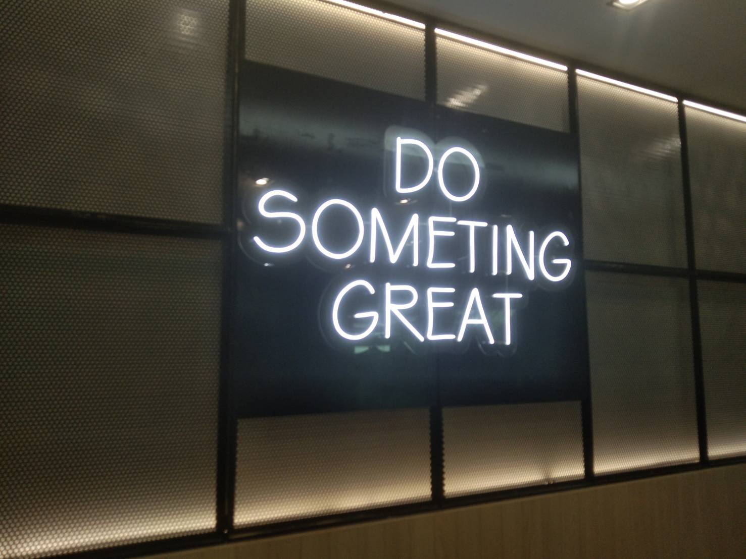 งานติดตั้งป้ายไฟนีออนดัด LED แสงสีขาว ขนาดรวม 142×78cm. รองหลังอะคริลิคใสหนา 3มิล ขนาดป้าย 152×88cm.