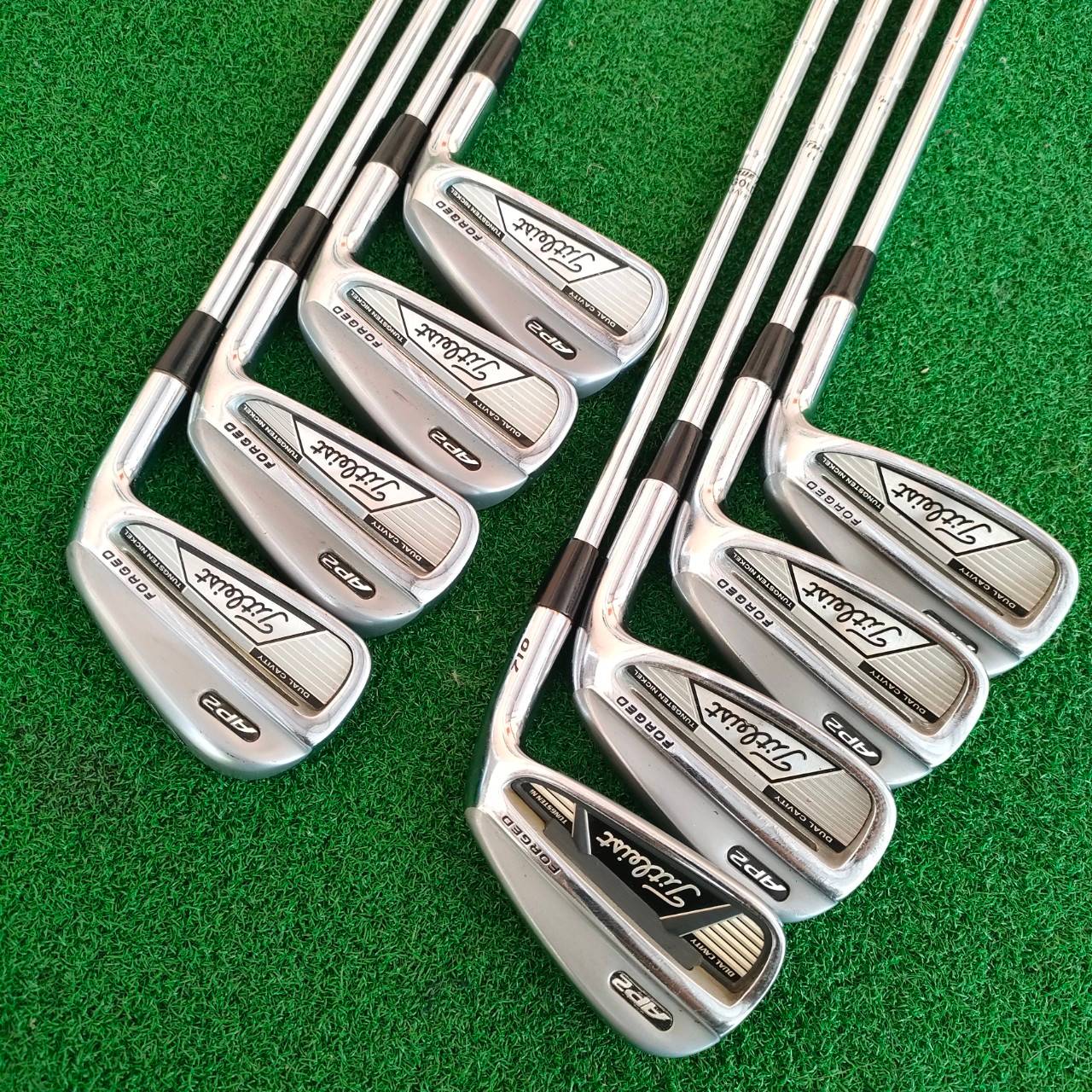 ชุดเหล็ก TITLEIST AP2 FORGED มีเหล็ก 3-9 เเละ PW ก้าน TRUE TEMPER FLEX R300 *** เหล็ก 7 เป็นรุ่น 710 *** เจ้าของเดิมทำเหล็ก 7 หาย แต่ฟีลเดียวกัน ตีดีมาก เหล็ก FORGED พรีเมี่ยมของ Titleist และตระกูล AP 2 ตีง่ายมาก ทั้งนุ่มและง่าย ตีสนุก ไม้กอล์ฟมือสอง