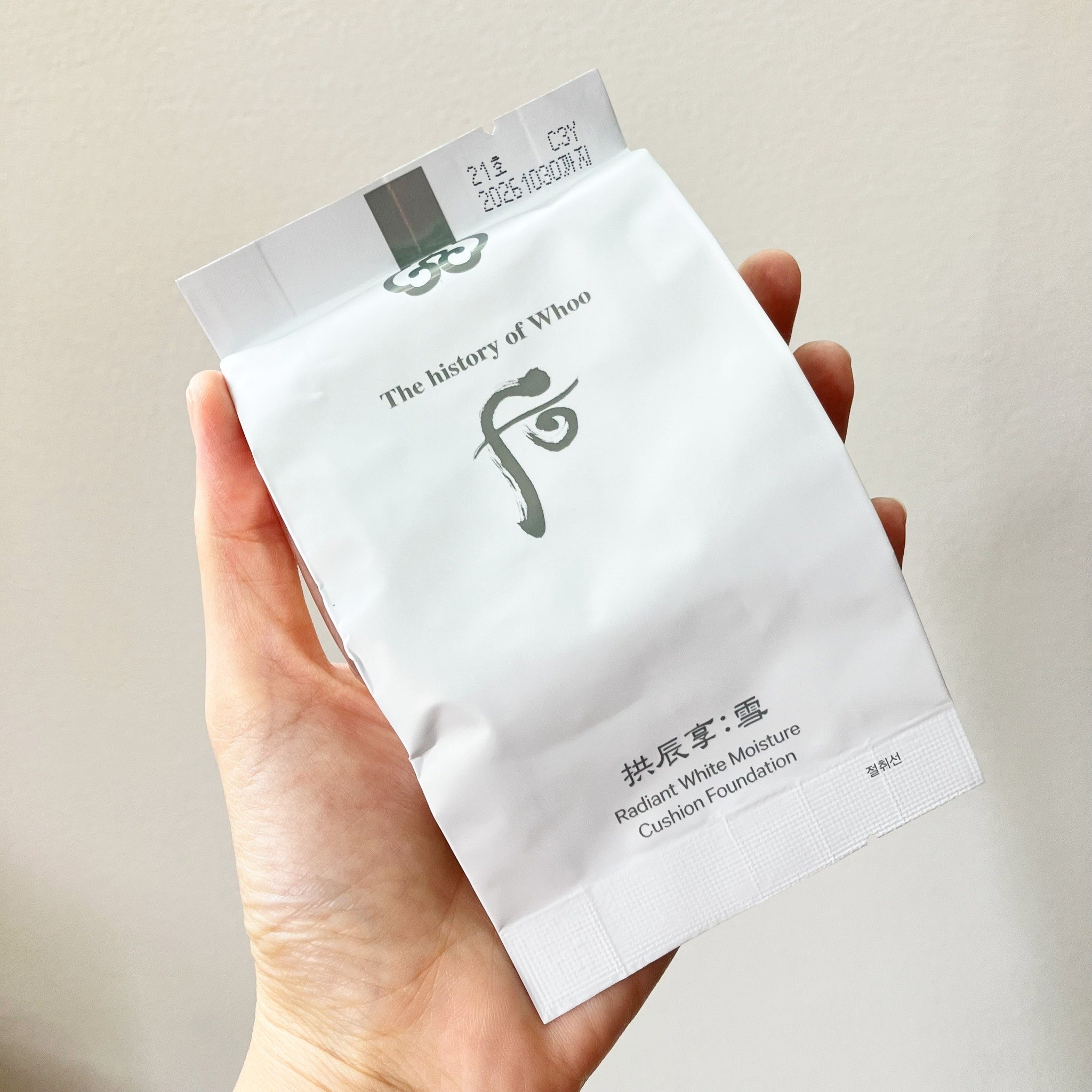 Radiant White Moisture Cushion Foundation SPF50+/PA+++ 13g x 2 (ตลับจริงพร้อมรีฟิล) รองพื้นแบบคุชชั่นสุดหรู