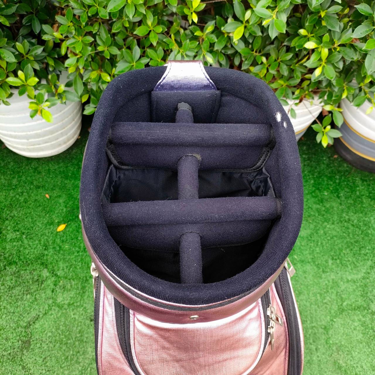 ถุงกอล์ฟ KOICHI AKAMINE มือสอง ถุงสวยมาก วัสดุดีมาก นุ่ม ใบใหญ่ ใส่ไม้ได้ครบเลยครับ