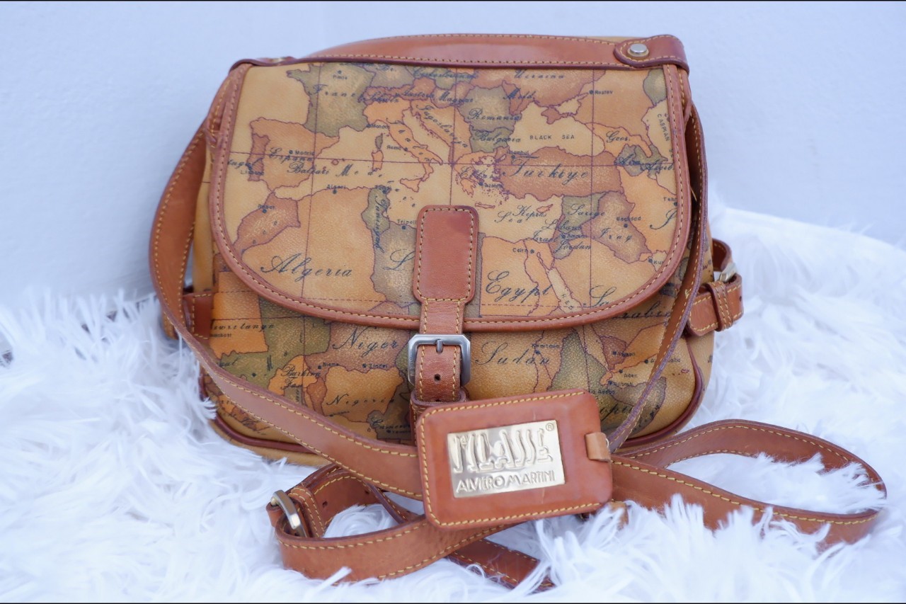 Nakala Luxurious Alviero Martini ทรงชามัวร์ค่ะ MADE IN ITALY ของแท้ 100 เปอร์เซ็นต์ มีแผนที่ประเทศไทยอยู่ตรงหน้ากระเป๋า