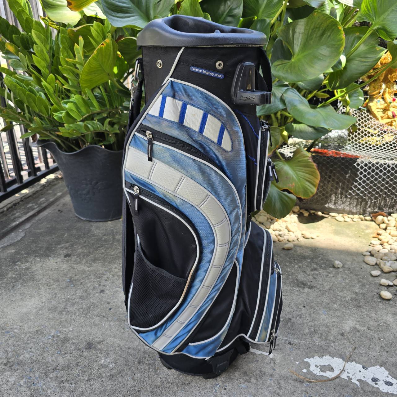 ถุงกอล์ฟ BAG BOY **ชาย COVER รุ่ยเล็กน้อย** นอกนั้นสภาพสวยสมบูรณ์ จุดเด่นที่ช่องใส่ไม้กอล์ฟ ที่แยกแต่ละชิ้น และรักษา อุปกรณ์ได้ดีมากที่สุดค่ะ