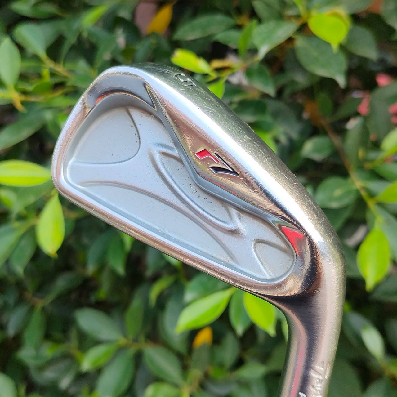 ชุดเหล็ก TAYLORMADE r7 FORGED มีเหล็ก 4-9 เเละ PW ก้าน N.S.PRO 950 GH FLEX S รุ่นนี้สุดยอดของสุดยอดครับ เพราะเป็นเหล็ก FORGED คุณภาพ ระดับสูงของแบรนด์ Taylormade ออกแบบให้ตีง่าย ใบ Cavity ใหญ่ ซึ่งใช้วัสดุเยอะมาก แพงมาก หายาก และจะทำให้ตีทั้งนุ่ม และไกลสุ