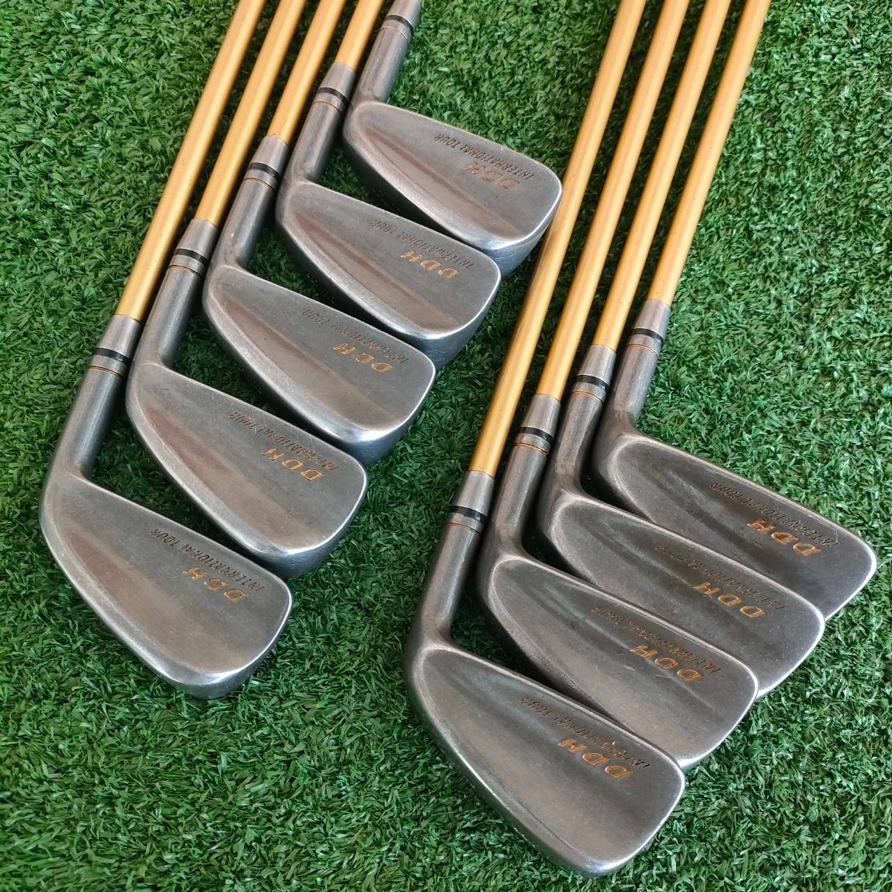 ชุดเหล็ก DUNLOP DDH มีเหล็ก 3-9 เเละ PW SW ก้าน DDH INTERNATIONAL TOUR FLEX S รุ่นก้านทอง ก้านกราไฟต์นุ่ม ปลอกคอพิเศษ สวยพรีเมี่ยม ตีง่าย ใบไม่ใหญ่ก้านพรีเมี่ยม ไม้กอล์ฟมือสอง ของแท้ BY NakaraLuxurious