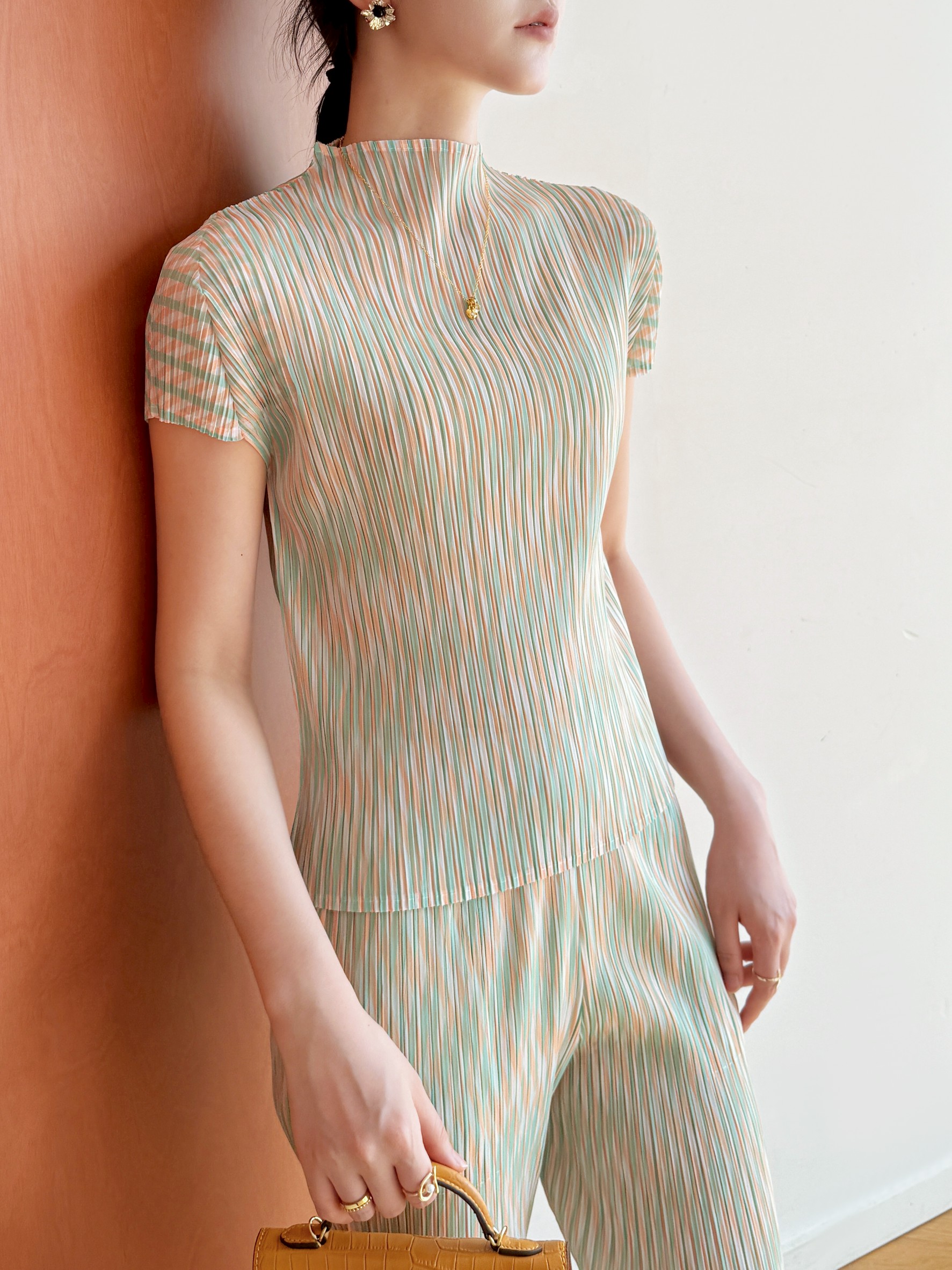 2MUAY รุ่น GJO11534 เสื้ออัดพลีท HIGH NECK PRINTED PLEATED TOP 5 สี FREE SIZE