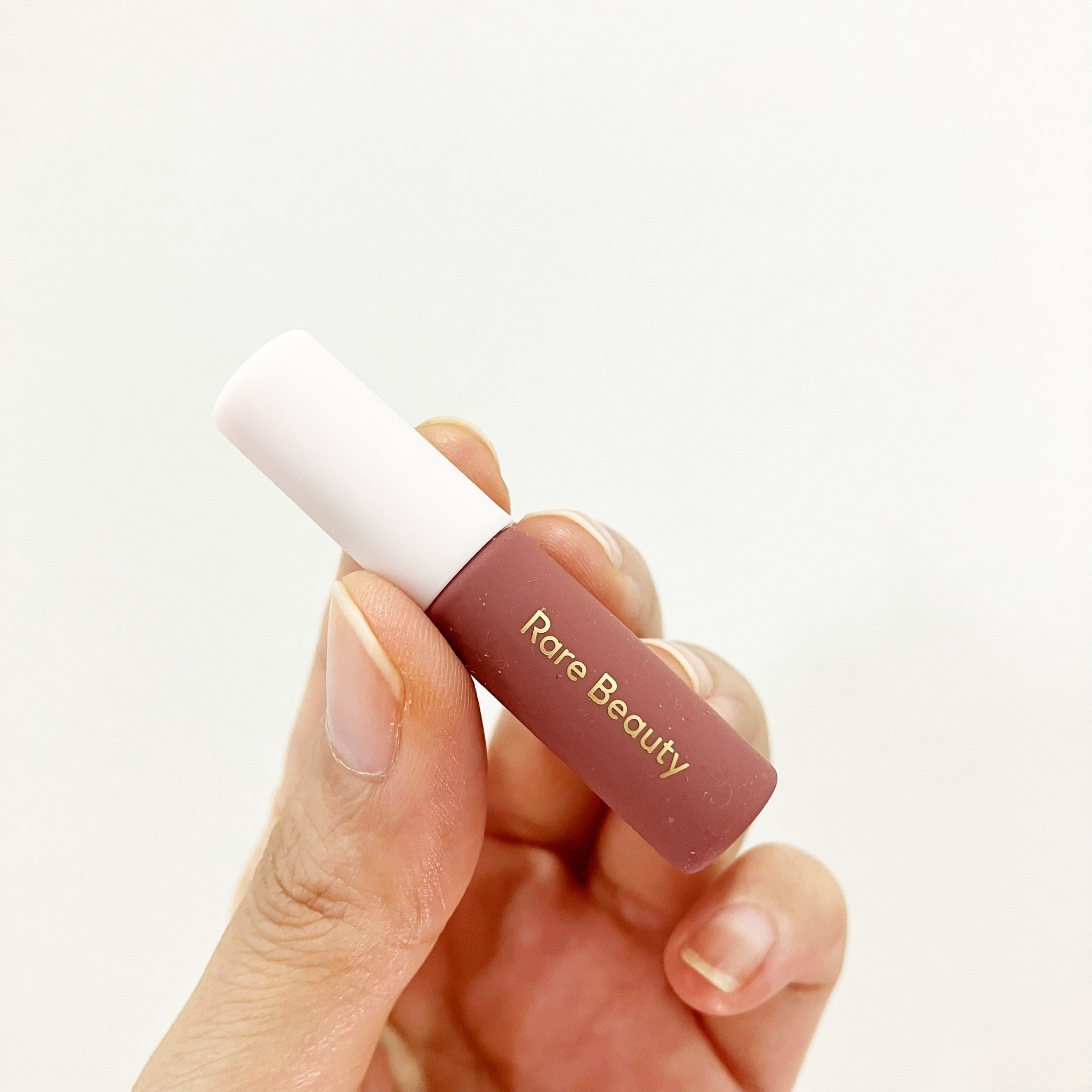 RARE BEAUTY Lip Souffle Matte Lip Cream ขนาดทดลอง 0.96ml Courage ลิปครีมเนื้อบางเบาแบบวิป