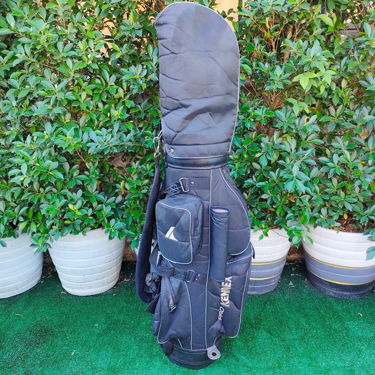 ถุงกอล์ฟ PRO KENNEX มือสอง ** ถุงกอล์ฟมีตำหนิ ตรงชิฟ เเต่รูดใช้งานได้ปกติ **