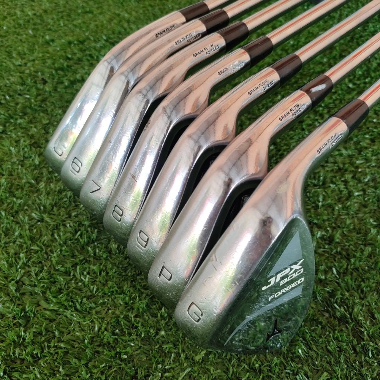ชุดเหล็ก MIZUNO JPX800 FORGED มีเหล็ก 5-9 เเละ PW GW ก้าน NS.PRO 950 GH FLEX R เหล็ก GRAIN FLOW FORGED JAPAN รุ่นสุดพรีเมี่ยมของ MIZUNO ทั้ง FORGED และมี CAVITY ทั้งนุ่มและตีง่ายมากๆครับ ชุดนี้ มีถึง WEDGE ด้วยแล้วนะครับ ก้านก็ดีมาก เบาเพียงแค่ 95 กรัม