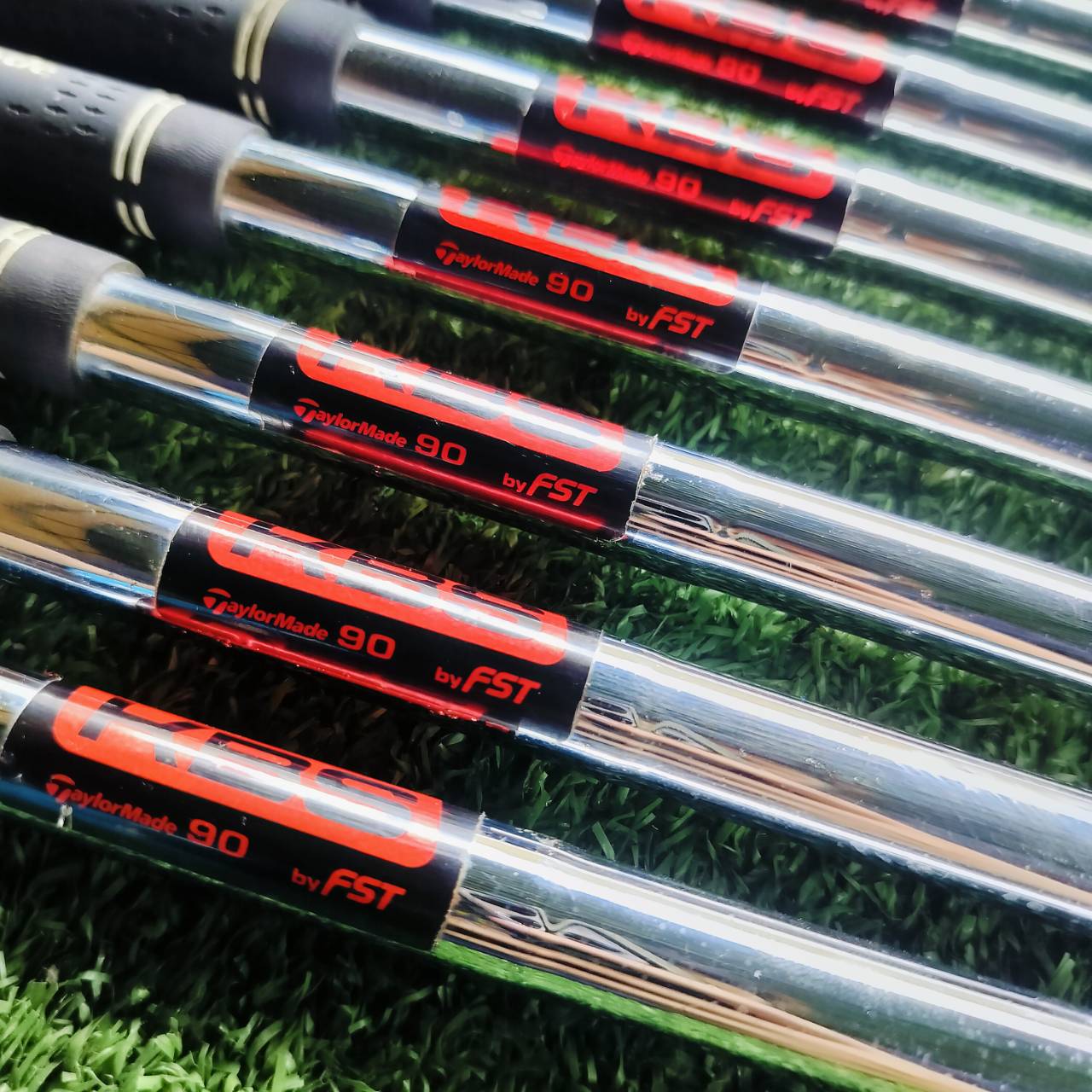 ชุดเหล็ก Taylormade R11 ด้านหลังมีโพรง CAVITY ออกแบบสปอร์ต สวย และตีง่าย ตีไกลในเหล็กเดียว ไขปรับทิศทางได้อีกด้วย ไม้กอล์ฟพรีเมี่ยมมือสอง ของแท้ By NakaraLuxurious