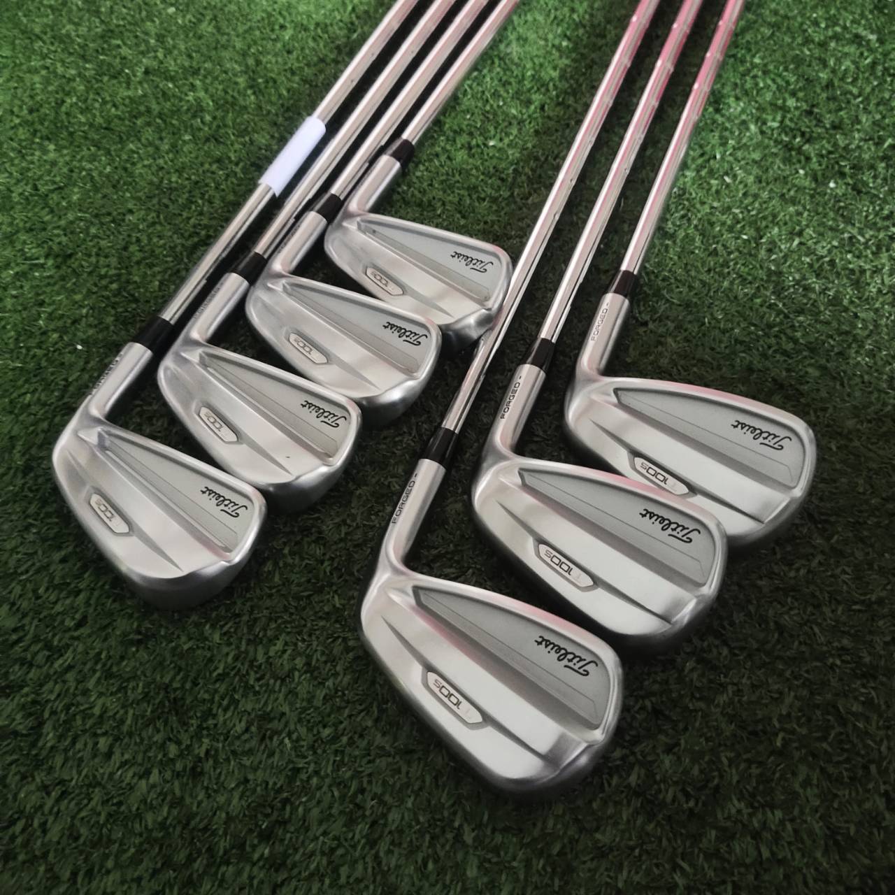 ชุดเหล็ก TITLEIST T100S FORGED (รุ่นปี 2022) 🔧 ใช้ทังสเตน D18 + เทคโนโลยีงานอากาศยาน ✈️ • หน้าไม้ฟอร์จชิ้นเดียว ให้ความรู้สึกแน่นและแม่นยำ 🎯
