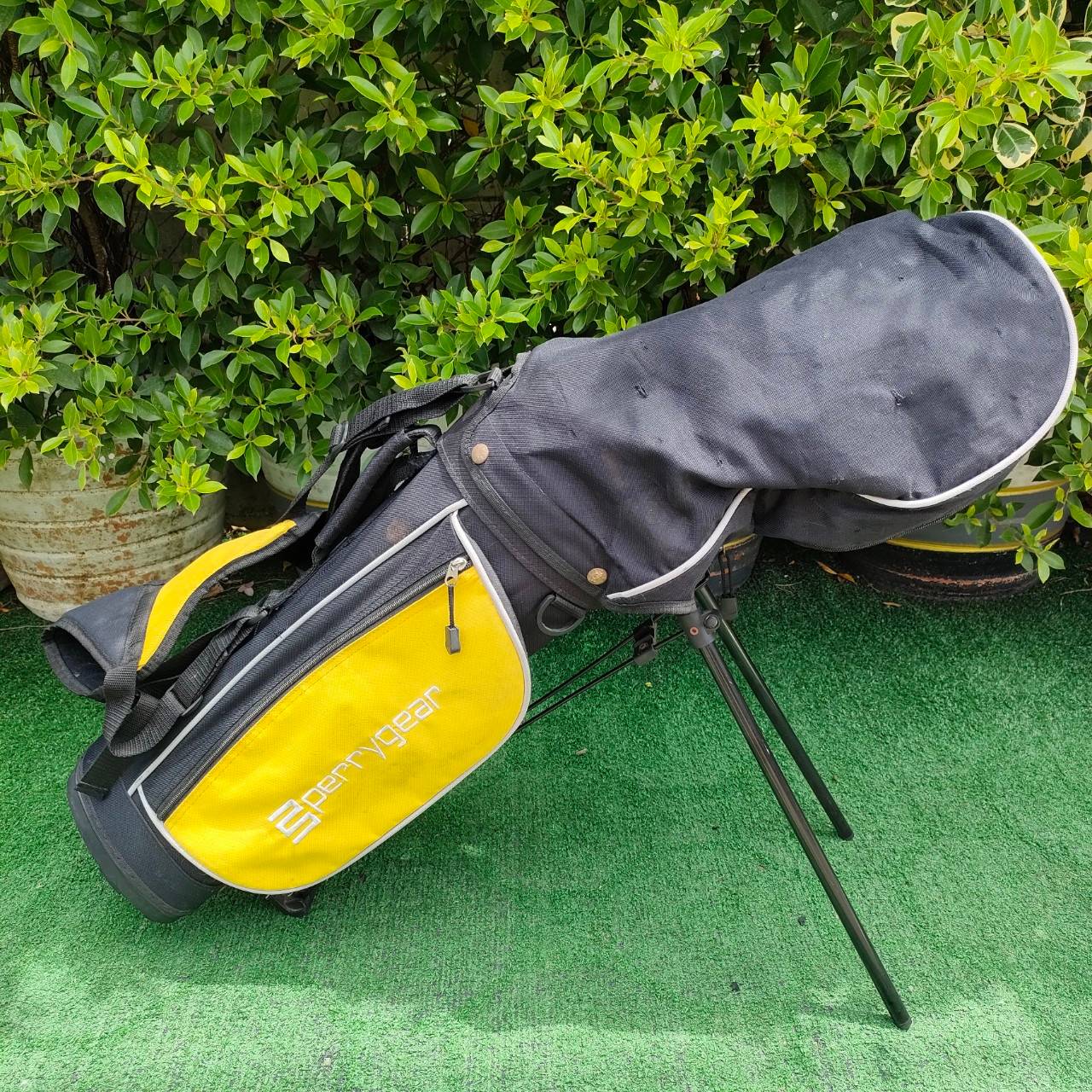 **ไม้กอล์ฟสำหรับเด็ก** PERRYGEAR พร้อมถุงขาตั้ง * ส่วนของ Driver และ COVER ถุงกอล์ฟ จะมีลอยเยอะนิดหน่อย แต่ใช้ดีและตีดีมาก **ความยาวเหล็ก 7 ชุดนี้ ยาว 28 นิ้ว** ไม้กอล์ฟมือสอง ของแท้ BY NakaraLuxurious