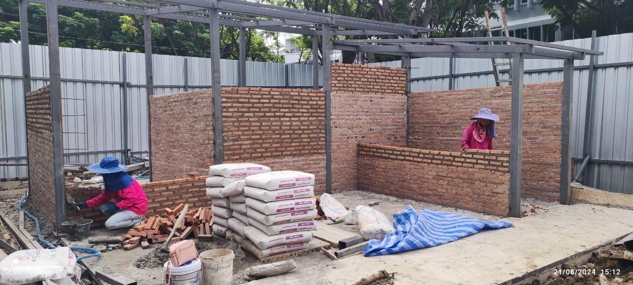 ม.ศิลปากร งานก่อสร้างจุดทิ้งขยะ