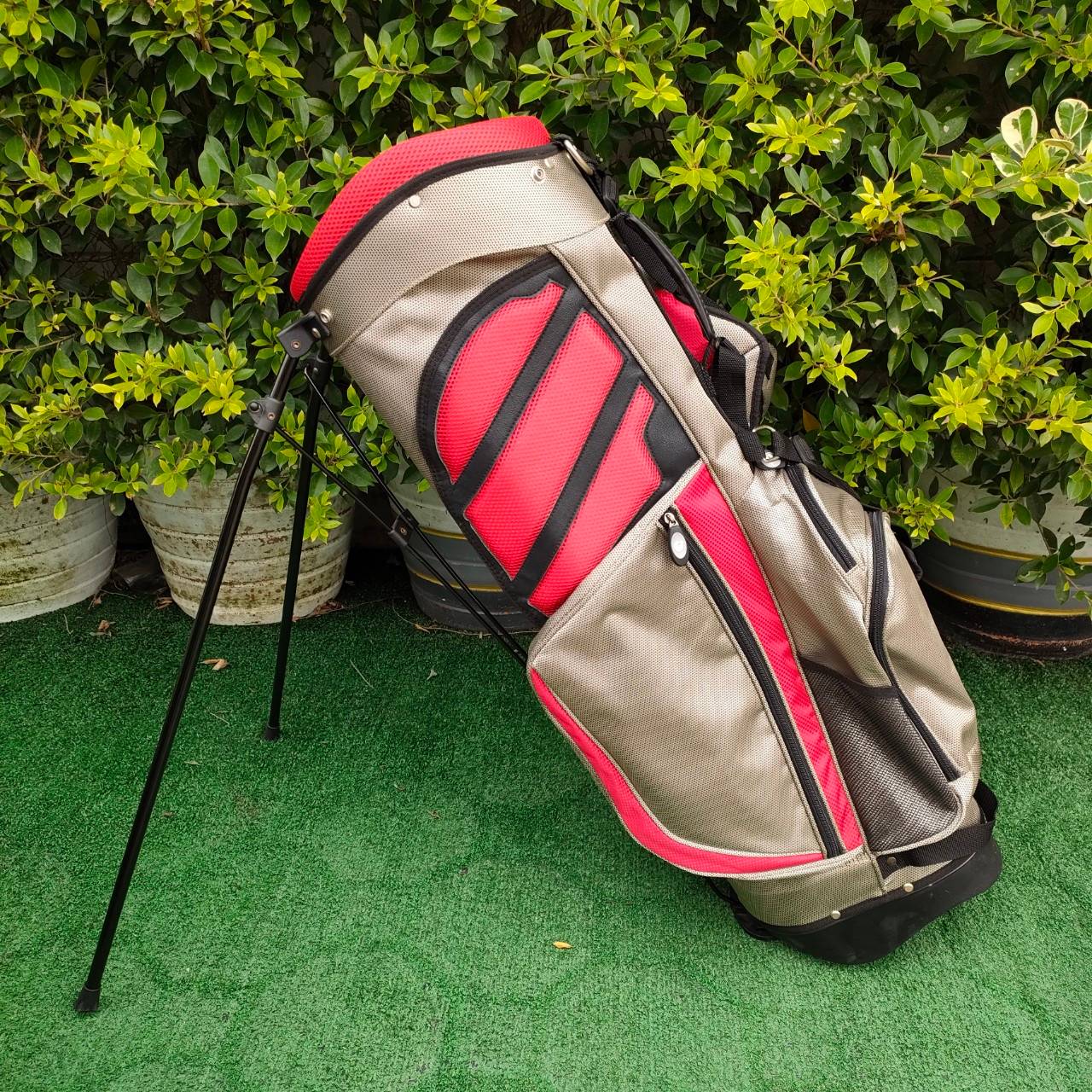 ถุงกอล์ฟ ขาตั้ง มือสอง สภาพสวย แข็งแรงทนทาน มาพร้อมสายสะพายขึ้นหลัง สีของจริงสวยมาก ไม้กอล์ฟมือสอง ของแท้ BY NakaraLuxurious