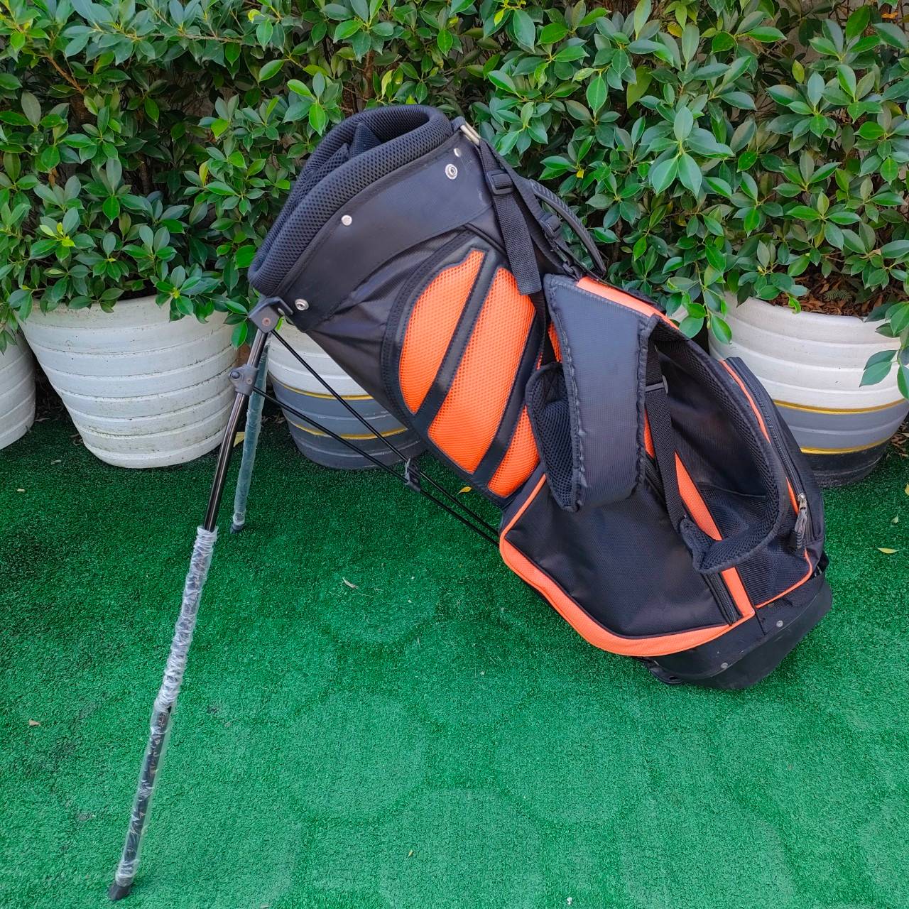 ถุงกอล์ฟ ขาตั้ง มือสอง สภาพสวยสมบูรณ์ มีสายสะพายหลัง ขาตั้งแข็งแรงมากๆครับ