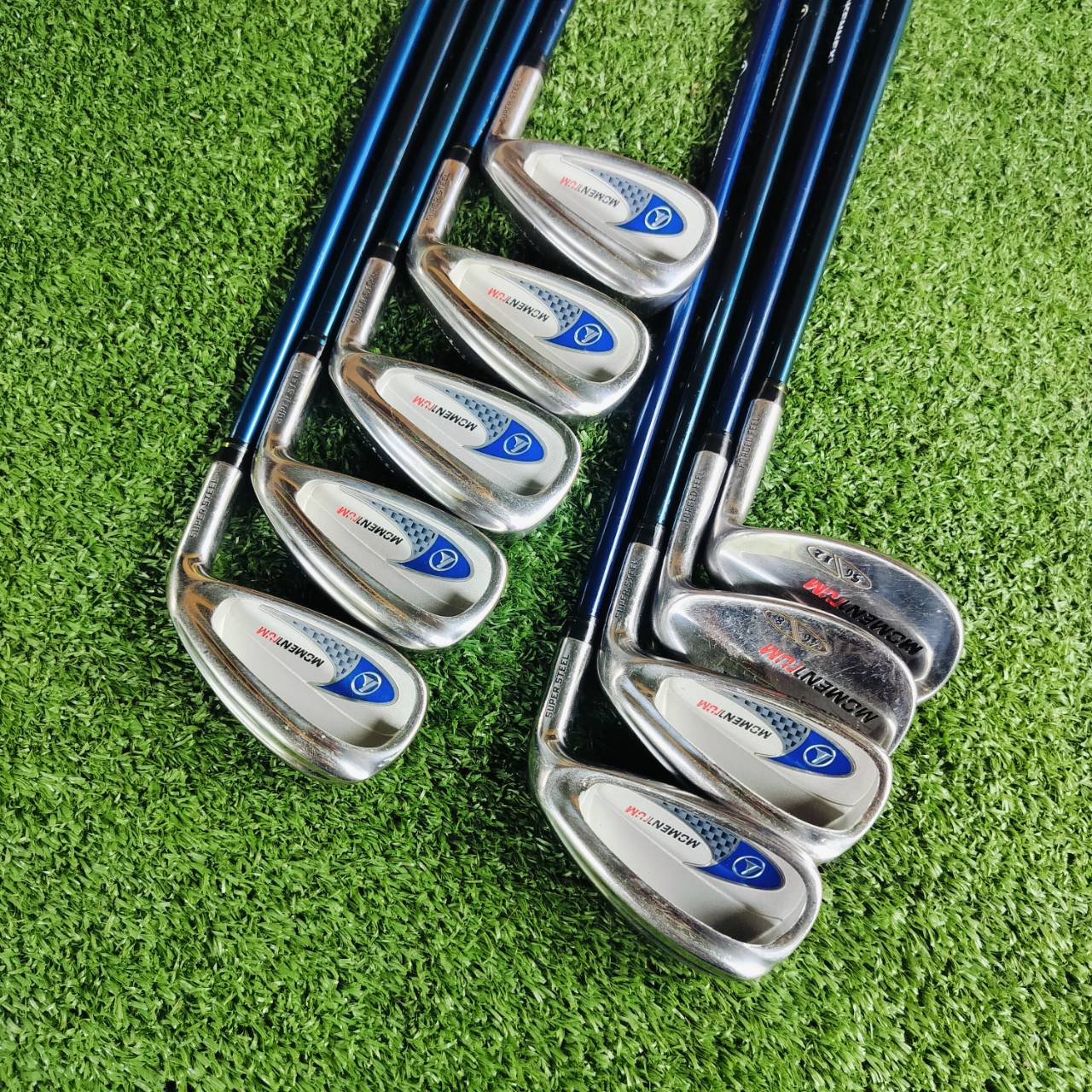 ชุดเหล็ก PROKENNEX MOMENTUM วัสดุ SUPER STEEL ตีนุ่มมาก และเด้งมากๆ ช่วยเรื่องระยะอย่างมาก รวมถึง CAVITY ที่ออกแบบมาให้ตีง่ายอย่างมาก ชดเชยความผิดพลาดสูง ตีตรง ตีไกลมาก ไม้กอล์ฟพรีเมี่ยมมือสอง ของแท้ By NakaraLuxurious
