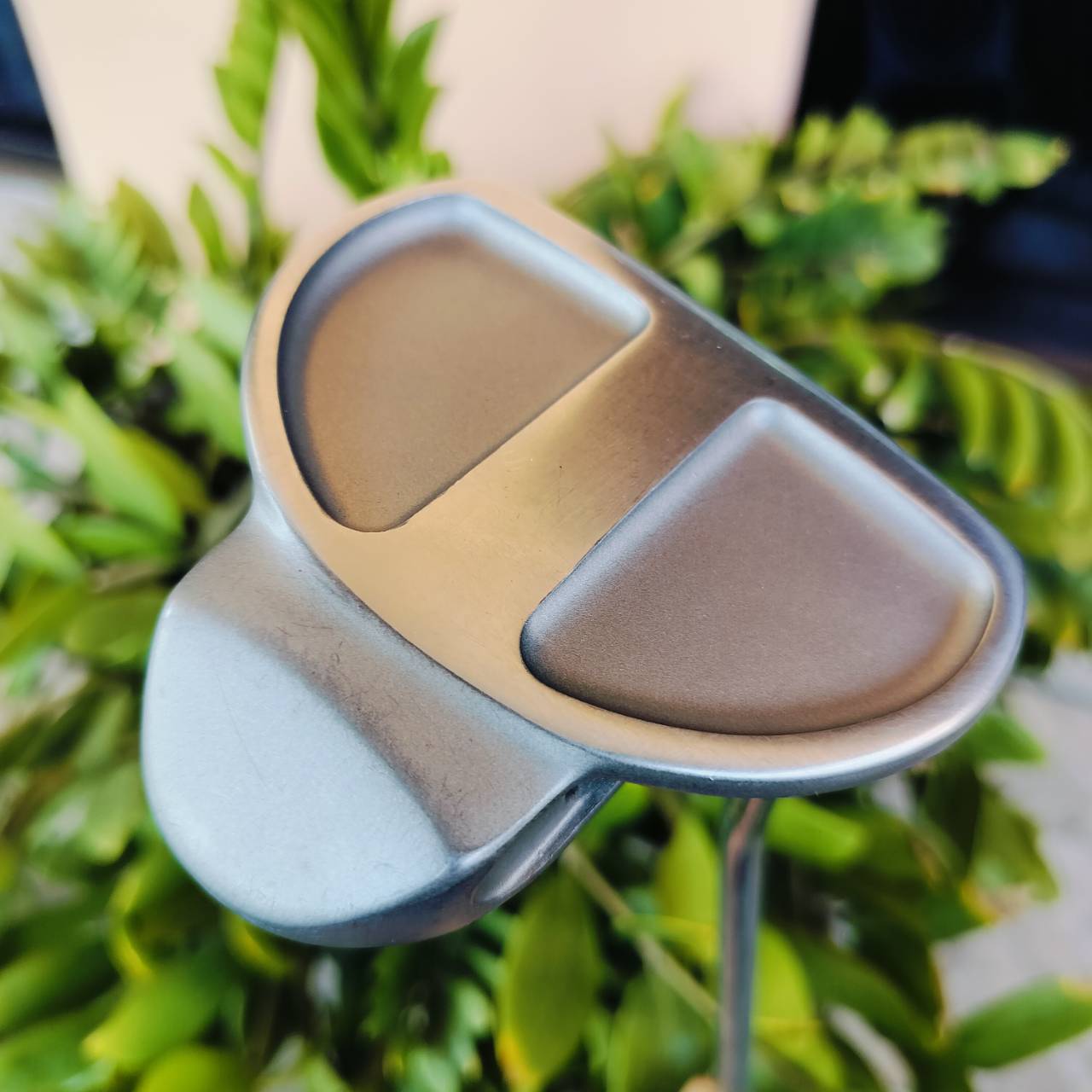 PUTTER TWO-BALL หน้านุ่ม น้ำหนักดีมาก เล็งง่ายจากสองบอล เวลาโสตรคลูกจะเห็นเลยว่าเบี้ยวหรือไม่ น้ำหนักดีมาก หน้าบล๊านซ์ ไม้กอล์ฟพรีเมี่ยมมือสอง ของแท้ By NakaraLuxurious