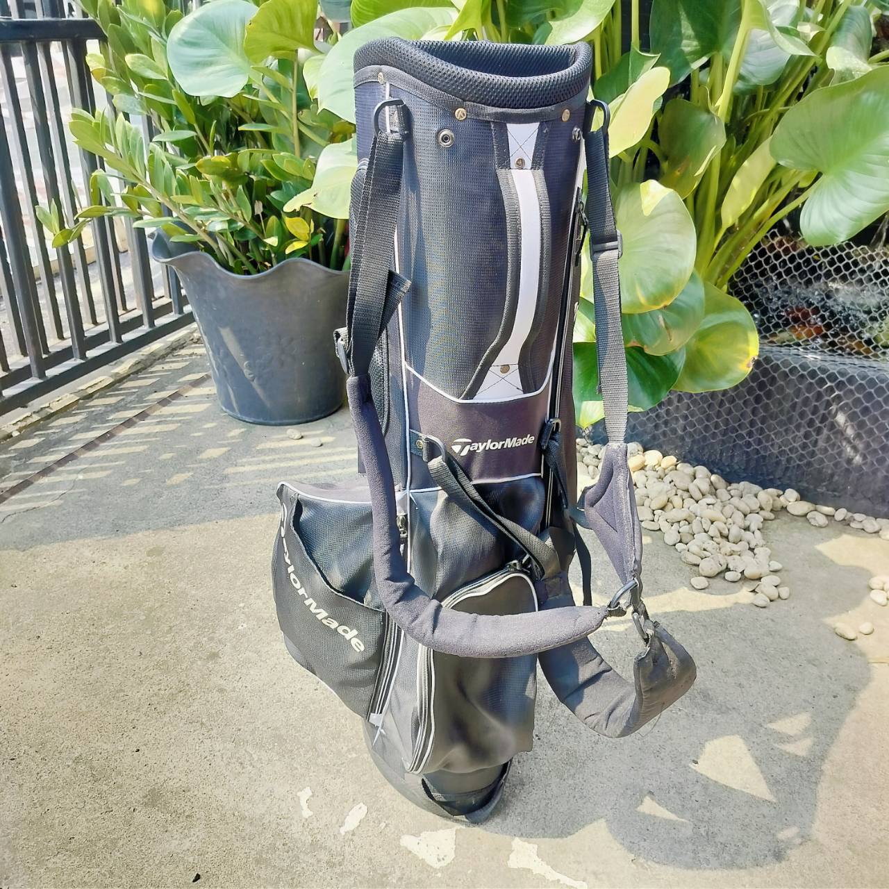 ถุงกอล์ฟ Taylormade มือสอง ของแท้ เป็นถุงขาตั้ง พร้อมสายสะพายแบบเป้
