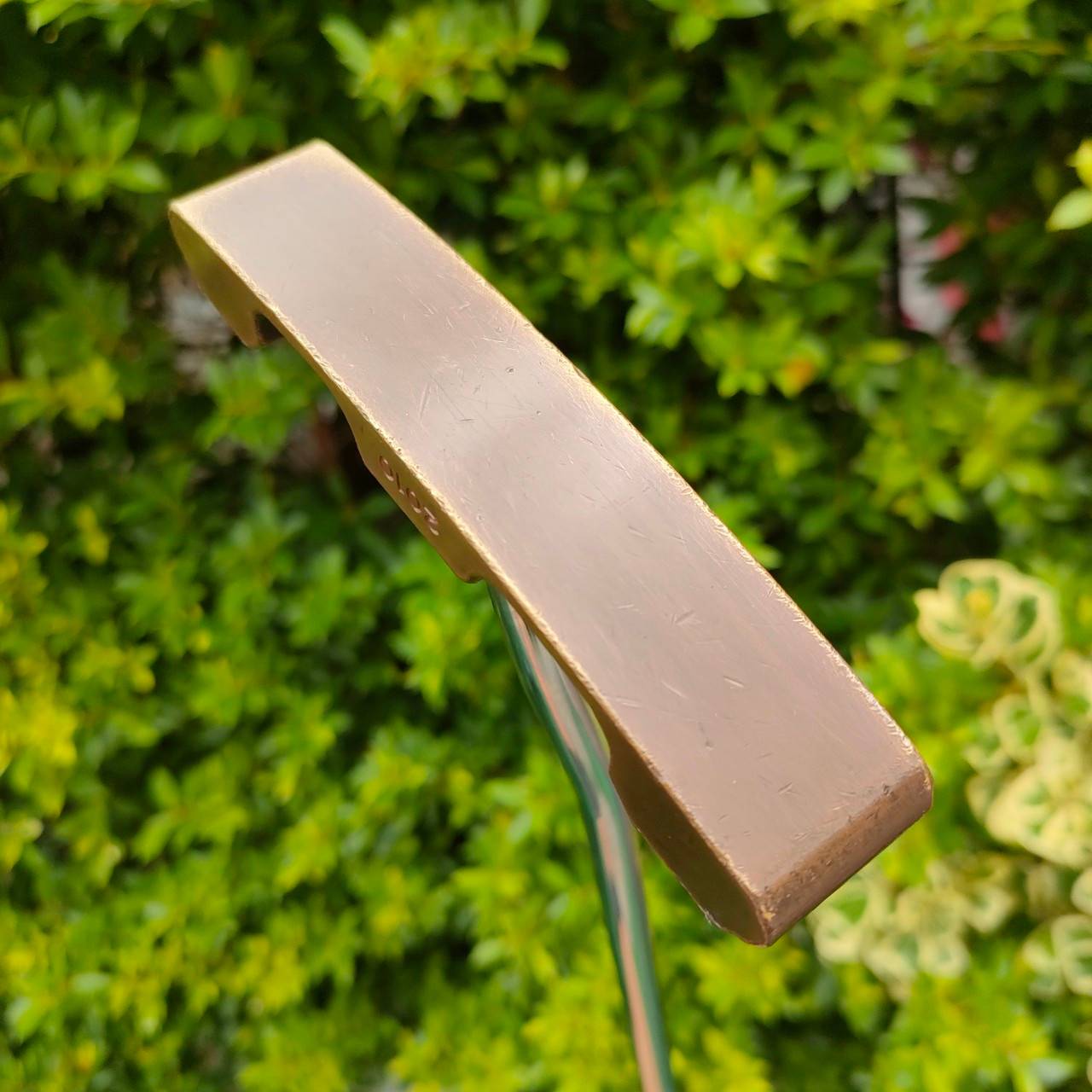 Putter Wilson Staff 2010 Milled Putter ความยาว 34 นิ้ว ก้าน WILSON STAFF 2010 กริฟ เป็นเเบบใหญ่ SUPER STROKE รุ่นนี้เป็นรุ่นที่ดังวัสดุทองแดงแท้ทั้งแท่ง!! ไม้กอล์ฟมือสอง ของแท้ BY NakaraLuxurious