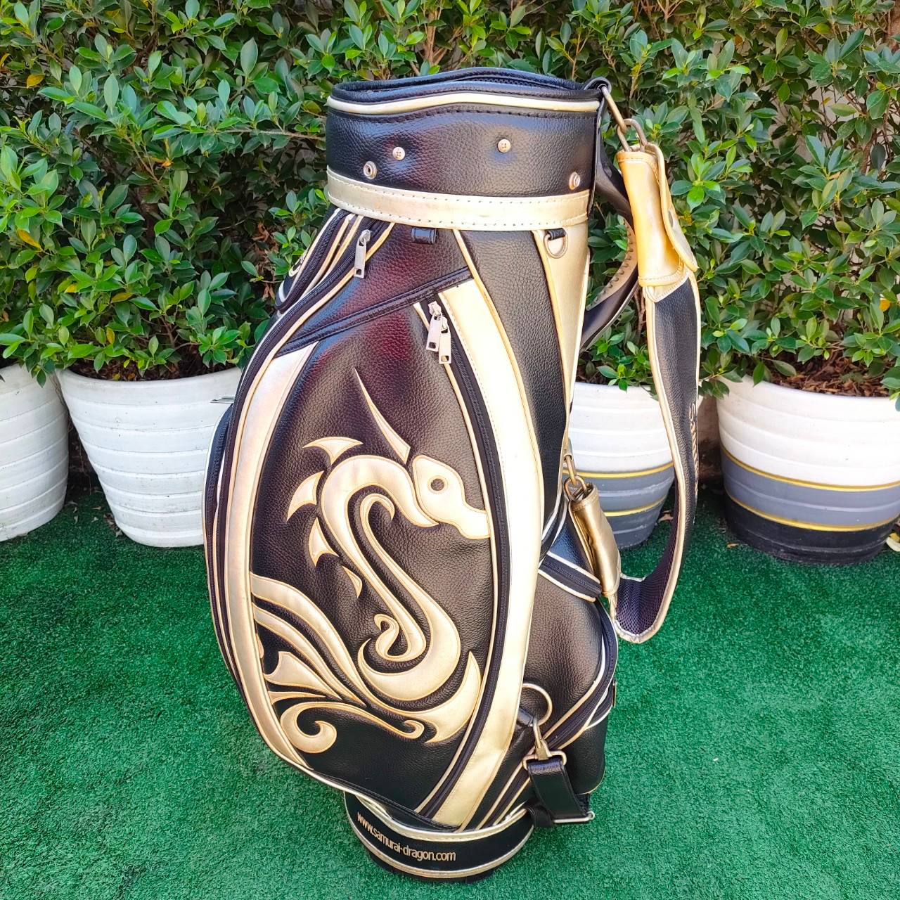 ถุงกอล์ฟ SAMURAI - DRAGON มือสอง ของแท้ ถุง Tour 9 นิ้ว ลายสวยมากๆ ** ใบนี้มีตำหนิที่ COVER ** มีรูปให้ชมครับ แต่ส่วนของถุง สภาพเดิม สวยๆเลยครับผม