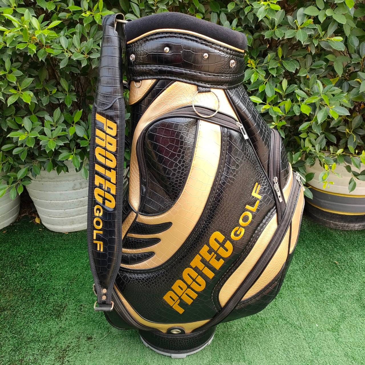 ถุงกอล์ฟ PROTEC GOLF มือสอง ถุงหนังใบใหญ่ สวยมากๆ พรีเมี่ยม แบรนด์เจ้าของ SUPERMAN ราคาของใหม่เกือบสองหมื่น