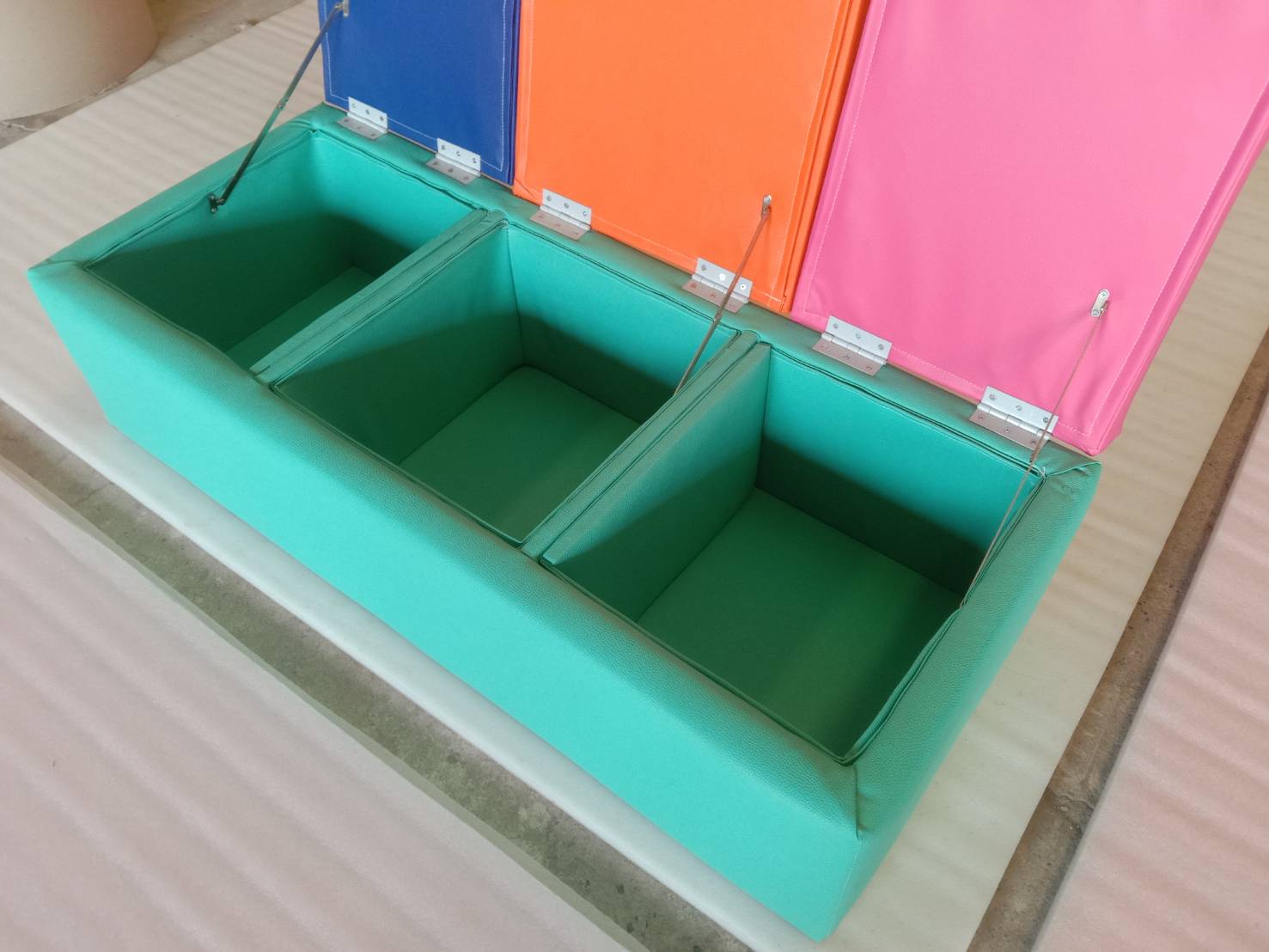 สตูลจัดระเบียบนุ่มนิ่ม ,กล่องเก็บของ,สตูลเปิดเก็บของ,เฟอร์นิเจอร์เด็ก เบาะหนังนุ่มนิ่ม softplay, indoor playground kidszone สวนสนุกในร่ม รับสั่งทำ บ่อบอล ห้องบอล ตามขนาด