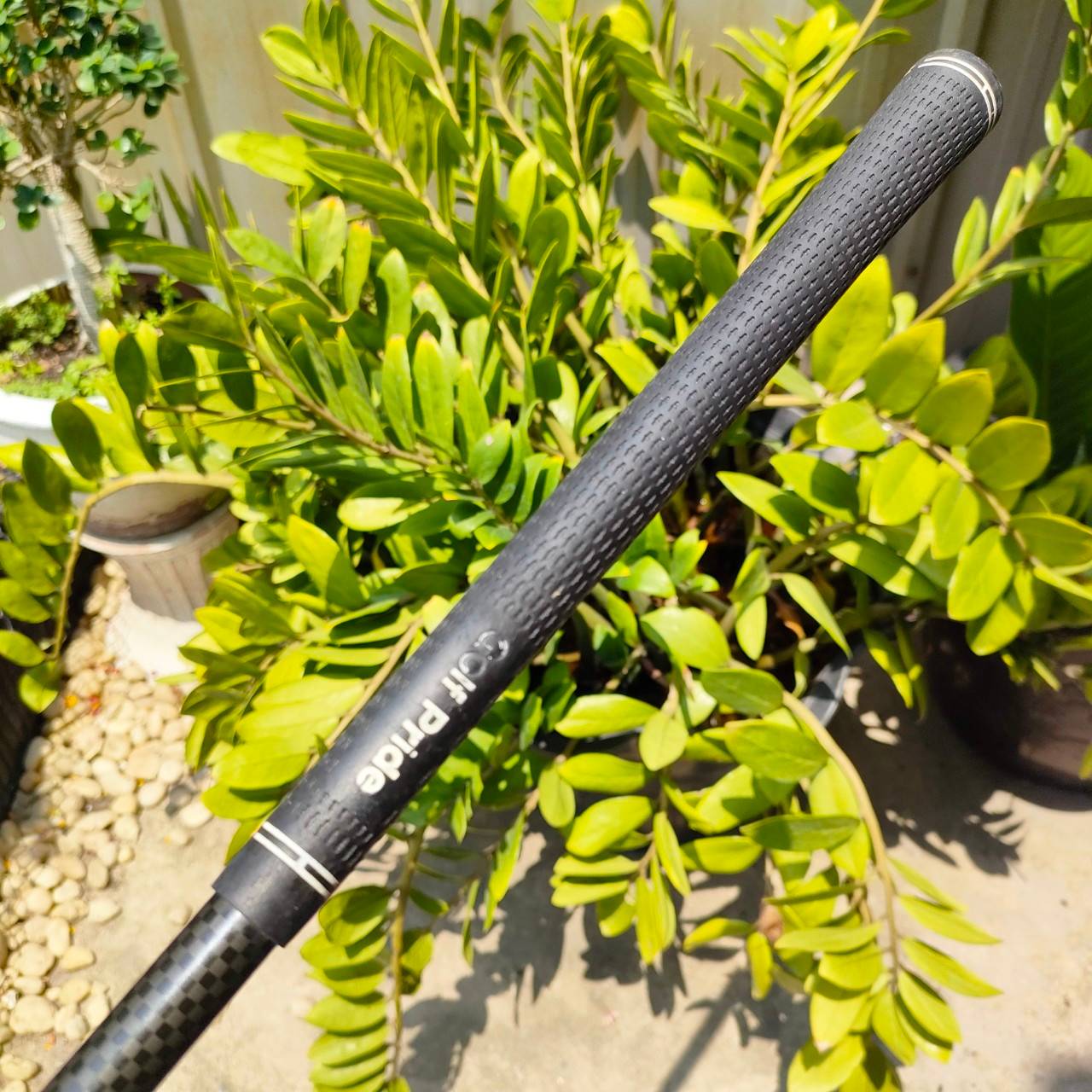 FW5 TAYLORMADE TOUR BURNER ก้าน FUJIKURA RE*AX FLEX R ออกแบบด้านหลังให้ยื่นเป็นสามเหลี่ยม ทำให้ดึงจุด CG ให้ลึกและลงต่ำ ทำให้ลูกลอยง่ายมากๆ ตีไกล ไม้กอล์ฟพรีเมี่ยมมือสอง ของแท้ By NakaraLuxurious