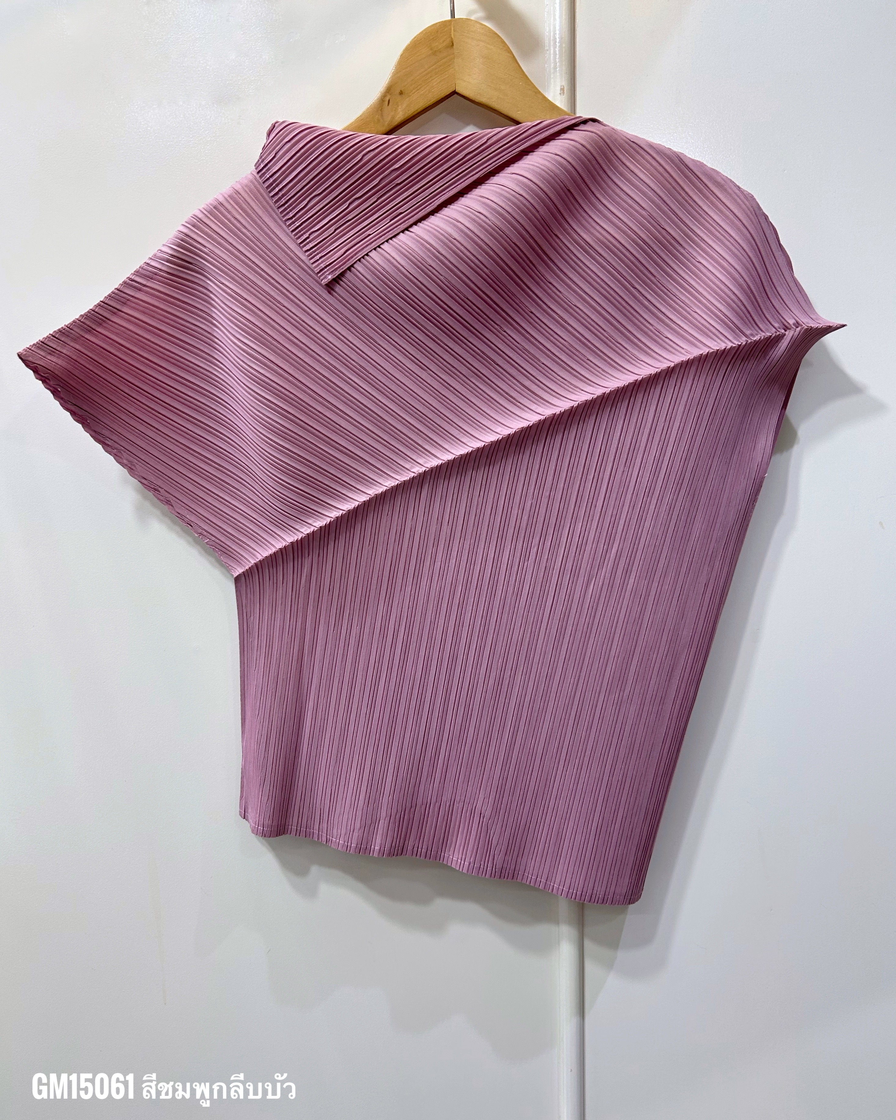 อกถึง 40 นิ้ว 2MUAY รุ่น GM15061 เสื้ออัดพลีท FOLD NECK ASYMMETRIC PLEATED TOP 12สี FREE SIZE