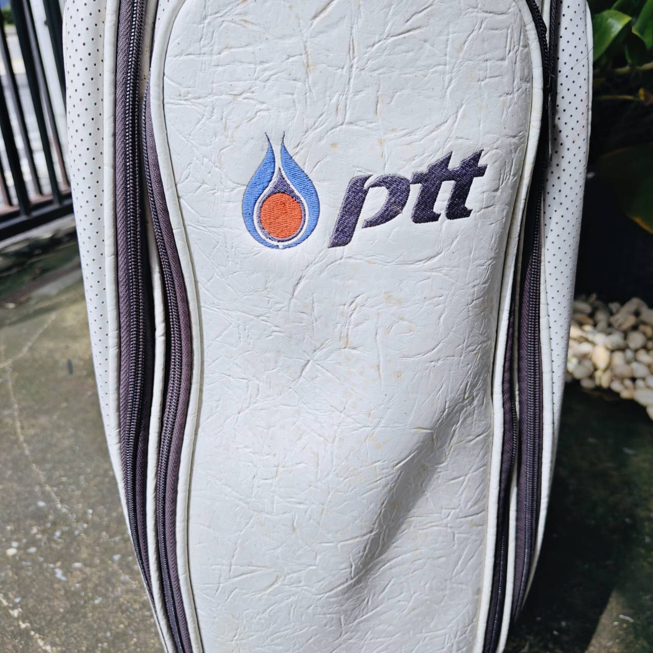 ถุงกอล์ฟ PTT – มือสอง เดิมๆ ภายใน “บุกำมะหยี่อย่างดี” ให้สัมผัสนุ่ม พรีเมียม