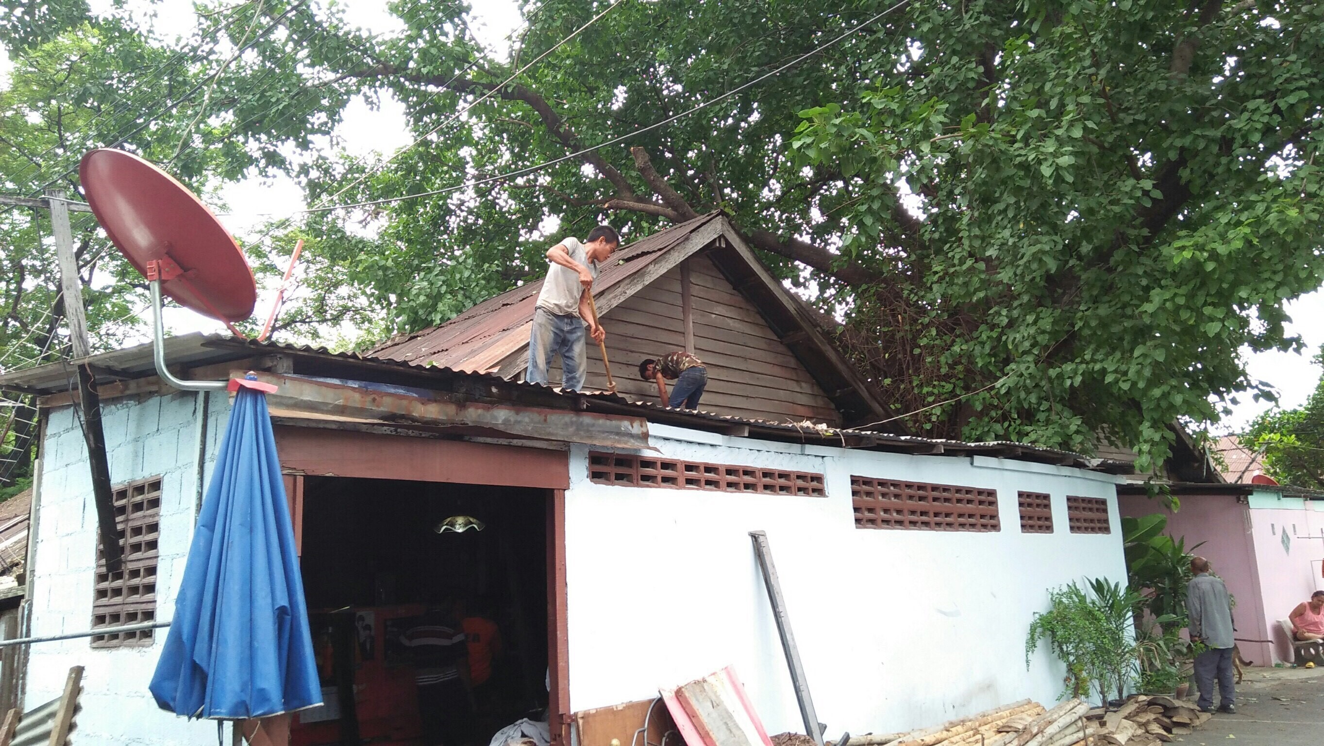 งานดีดบ้านขึ้น,เปลี่ยนฝ้า,เปลี่ยนหลังคาบ้านพัก การรถไฟแห่งประเทศไทย